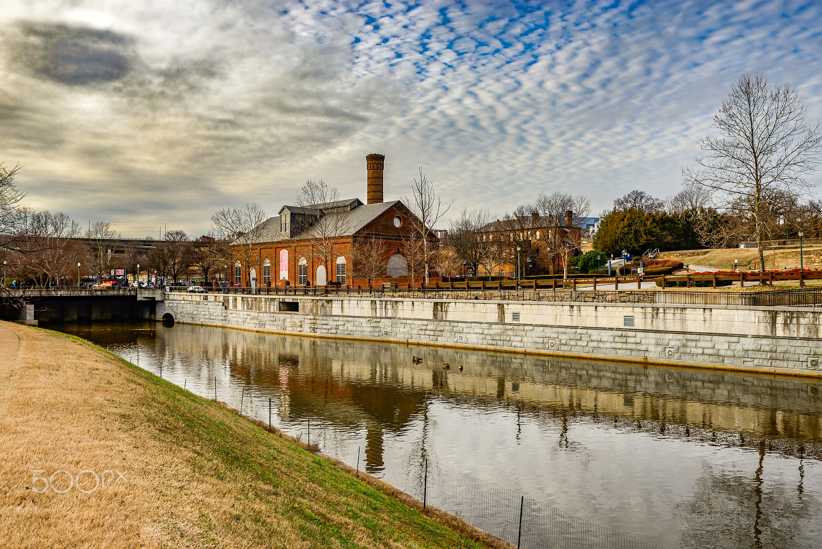Nikon D610 + Nikon AF-S Nikkor 28mm F1.8G sample photo. Canal walk in downtown richmond photography