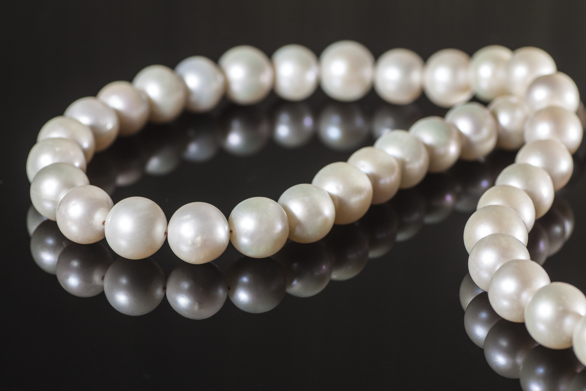 Canon EOS 500D (EOS Rebel T1i / EOS Kiss X3) sample photo. Pearl necklace on a dark background photography