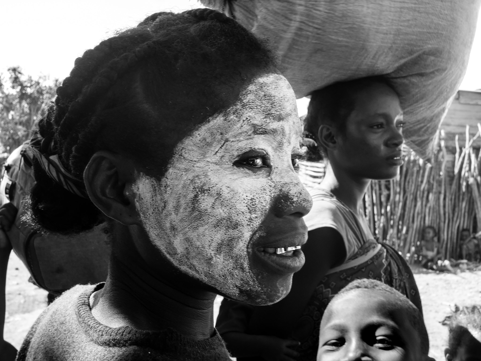 Panasonic Lumix DMC-GX7 sample photo. Girl in the village, madagascar photography