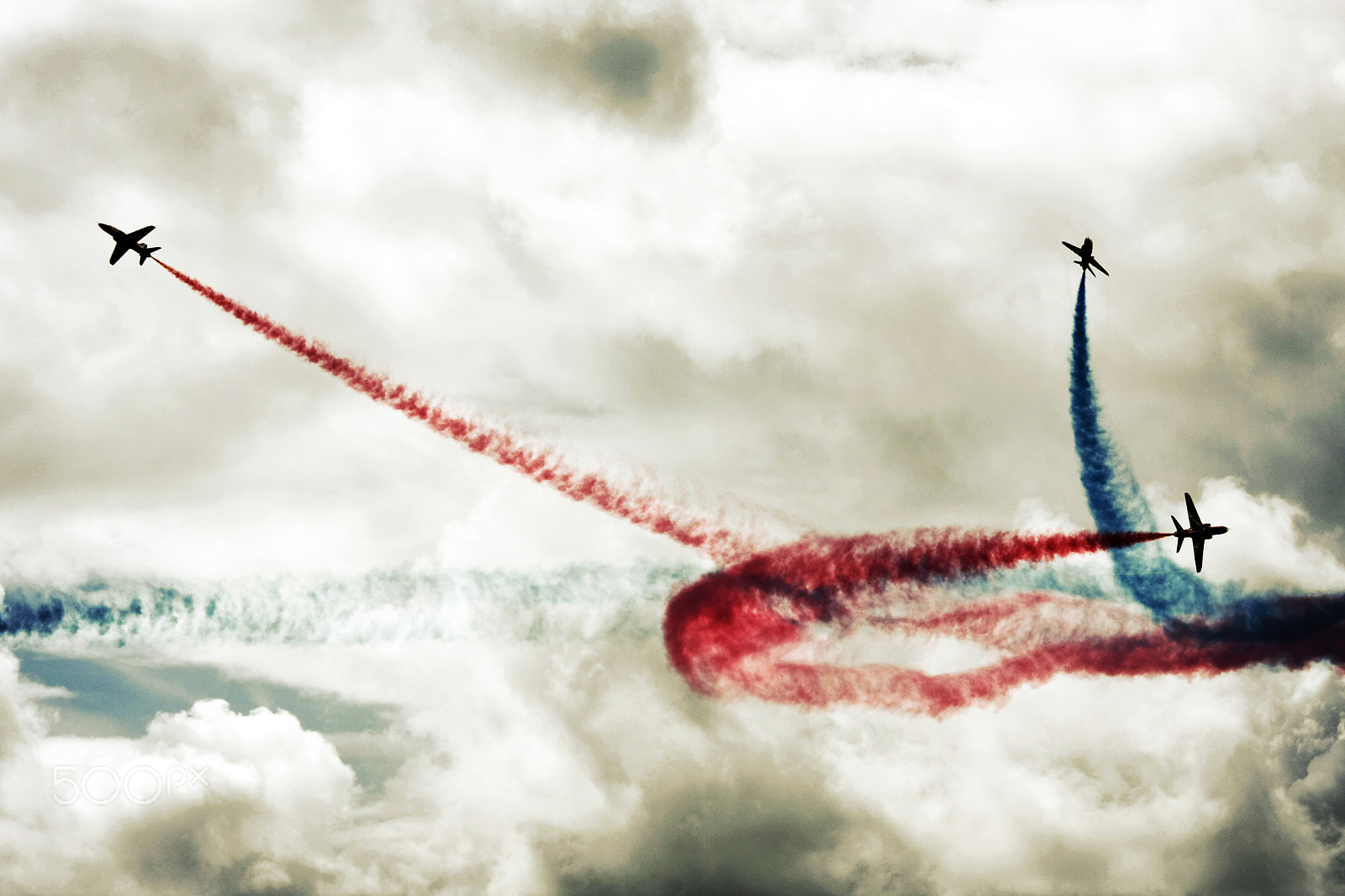 Canon EF 100-300mm f/5.6 sample photo. Red arrows - split photography