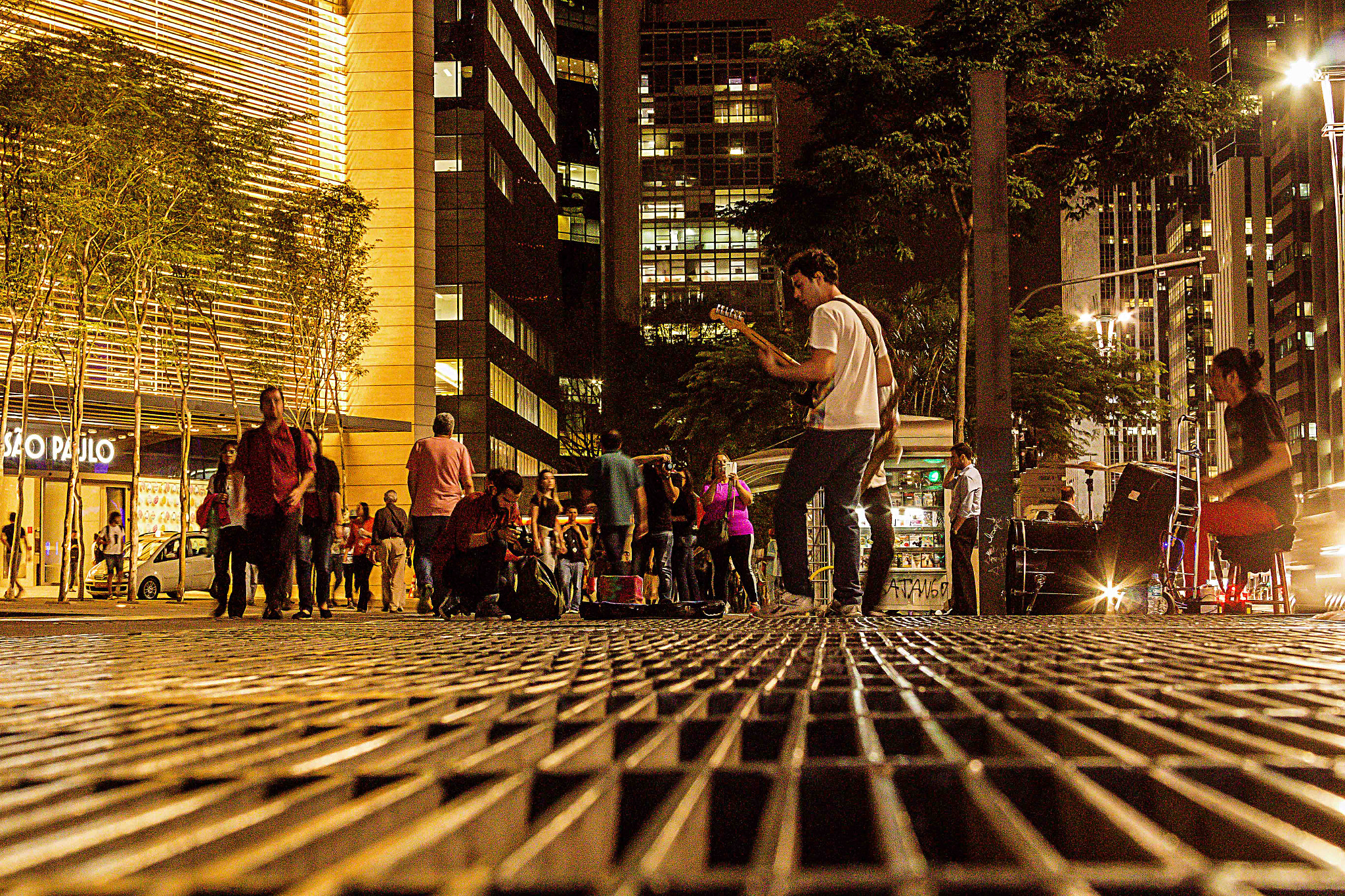 Canon EF 28-135mm F3.5-5.6 IS USM sample photo. Avenida paulista, são paulo, noite, banda de rock photography