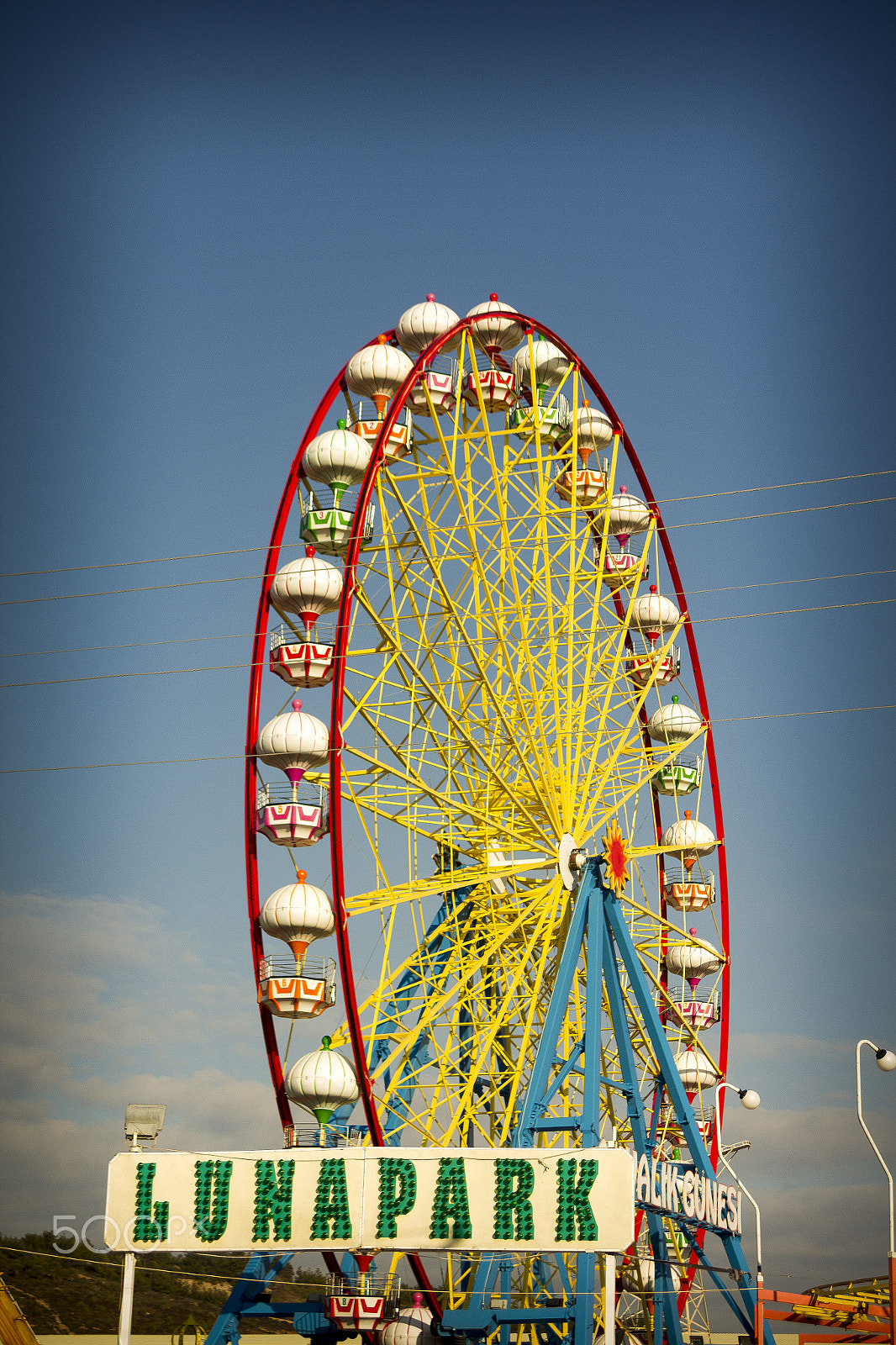 Canon EF 35-105mm f/4.5-5.6 USM sample photo. Lunapark photography