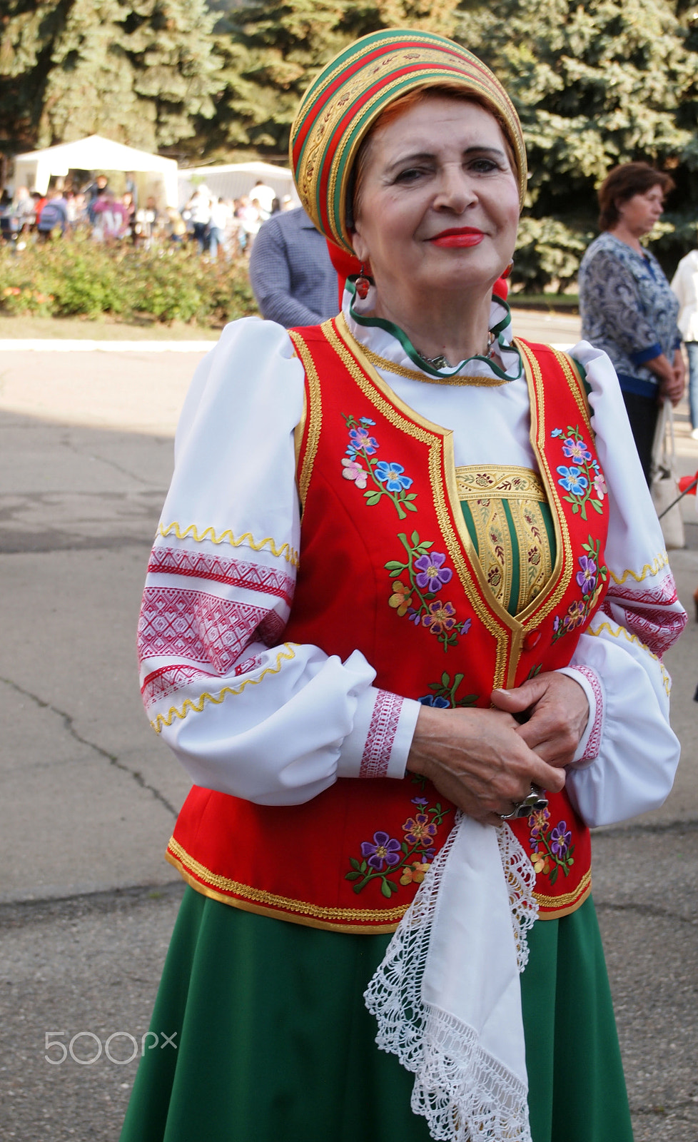 Olympus M.Zuiko Digital 14-42mm F3.5-5.6 II sample photo. Russian woman in traditional dress photography