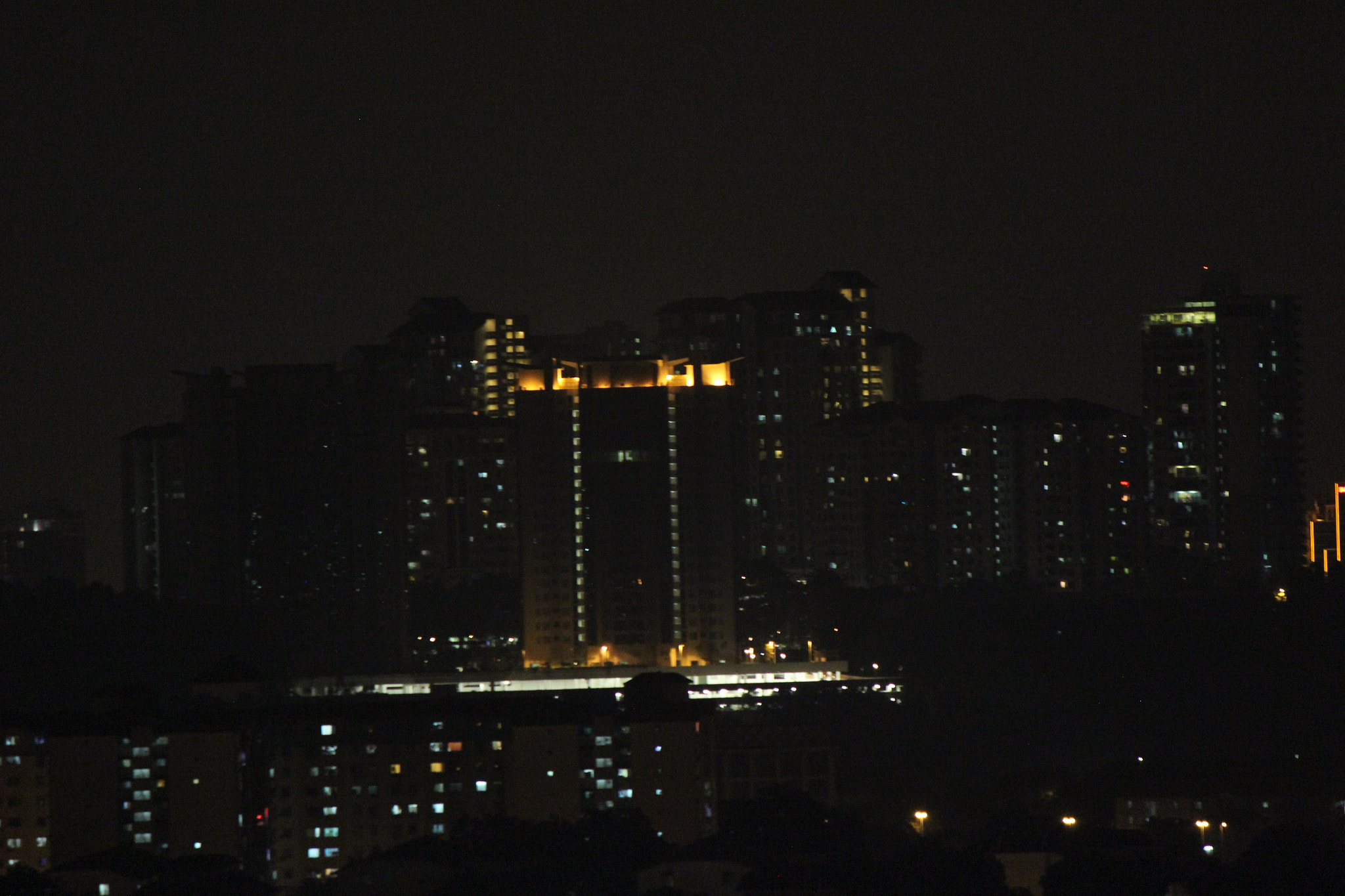 Canon EOS 600D (Rebel EOS T3i / EOS Kiss X5) + Canon EF-S 55-250mm F4-5.6 IS II sample photo. Night view photography