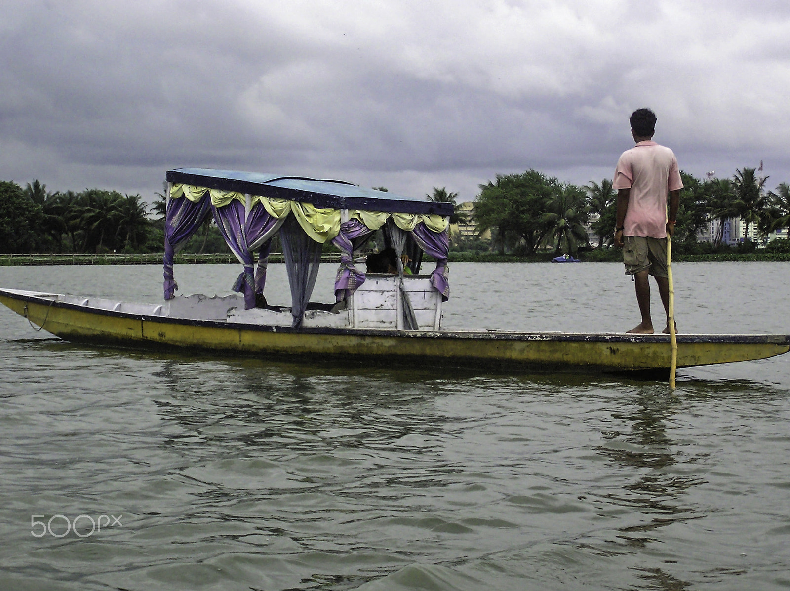 Olympus C750UZ sample photo. Boatman taking a couple out on a shikhara photography