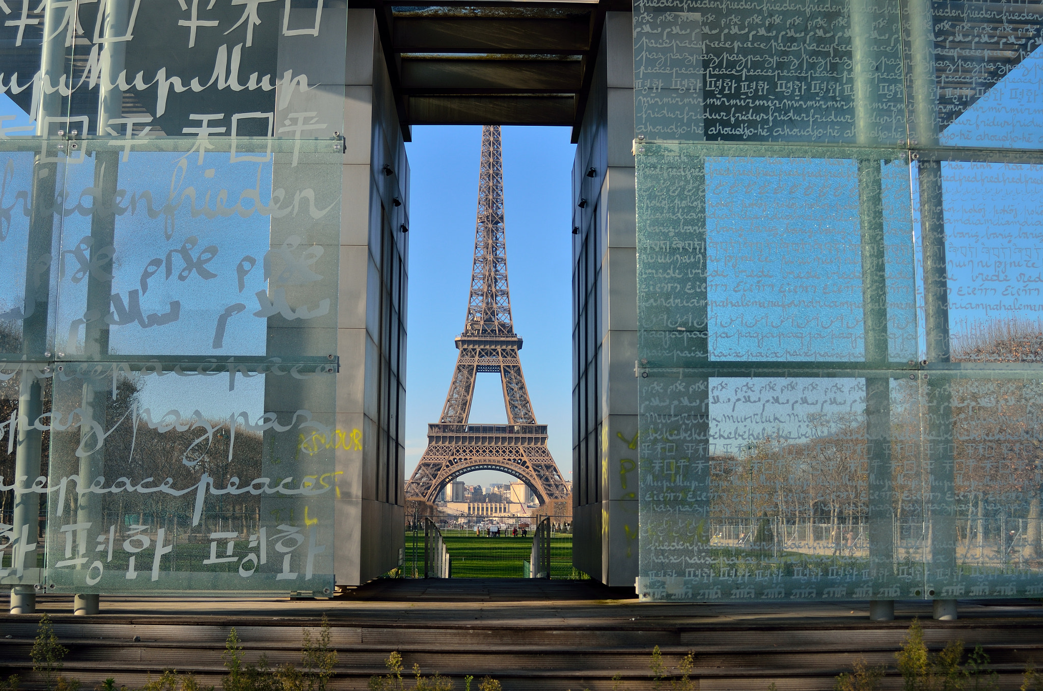 AF Zoom-Nikkor 28-80mm f/3.5-5.6D sample photo. Transperent eiffel tower photography