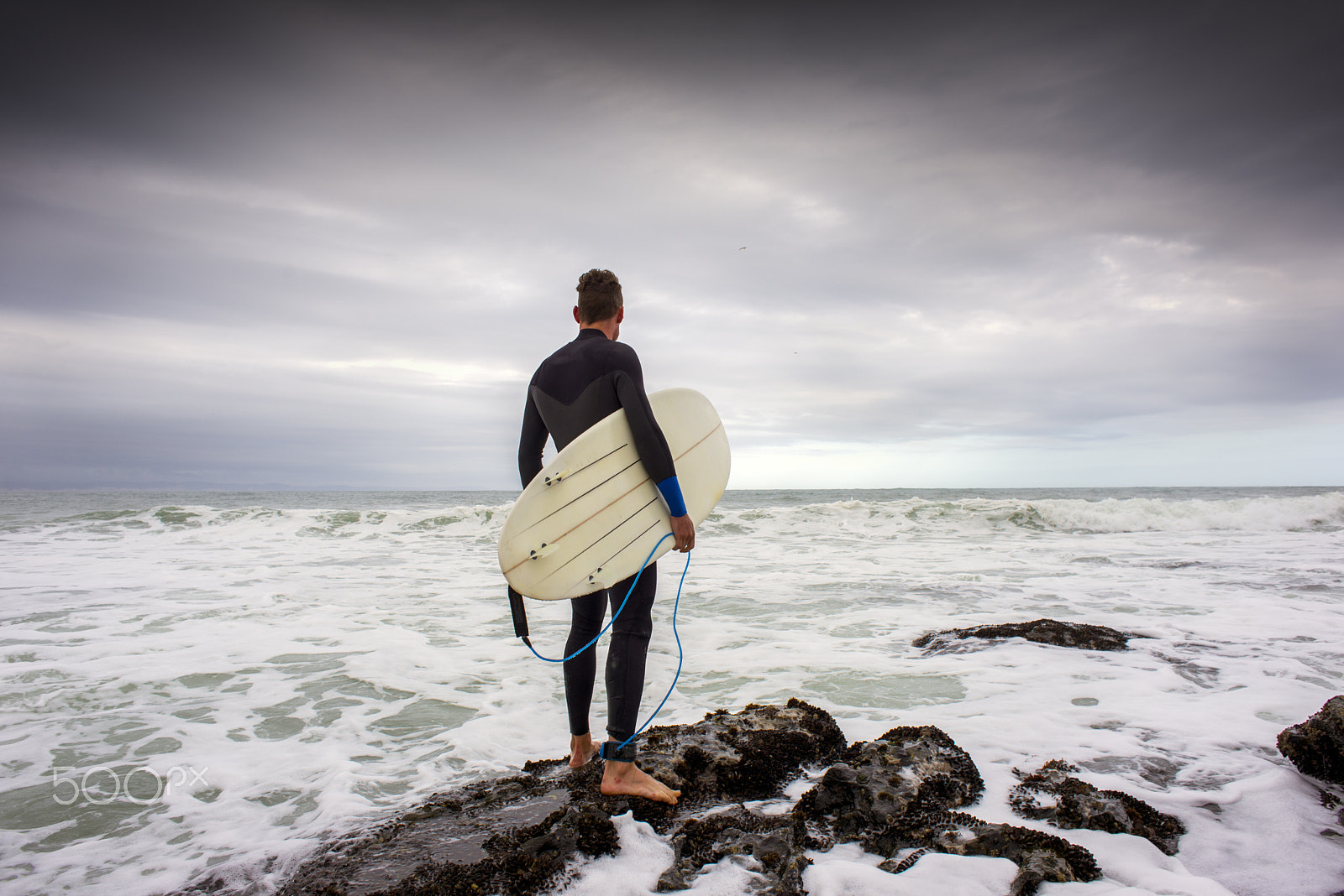 Nikon D600 + Nikon AF Nikkor 24mm F2.8D sample photo. Surfer on rocks viewing surf photography