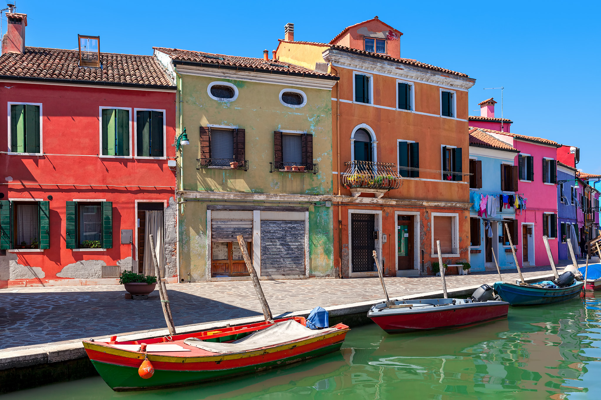 Canon EF 35mm F2 IS USM sample photo. Colorful houses in burano, italy. photography