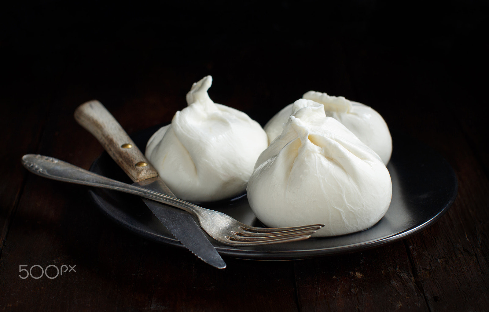 Canon EOS 650D (EOS Rebel T4i / EOS Kiss X6i) + Canon EF 50mm F1.2L USM sample photo. Italian cheese burrata photography
