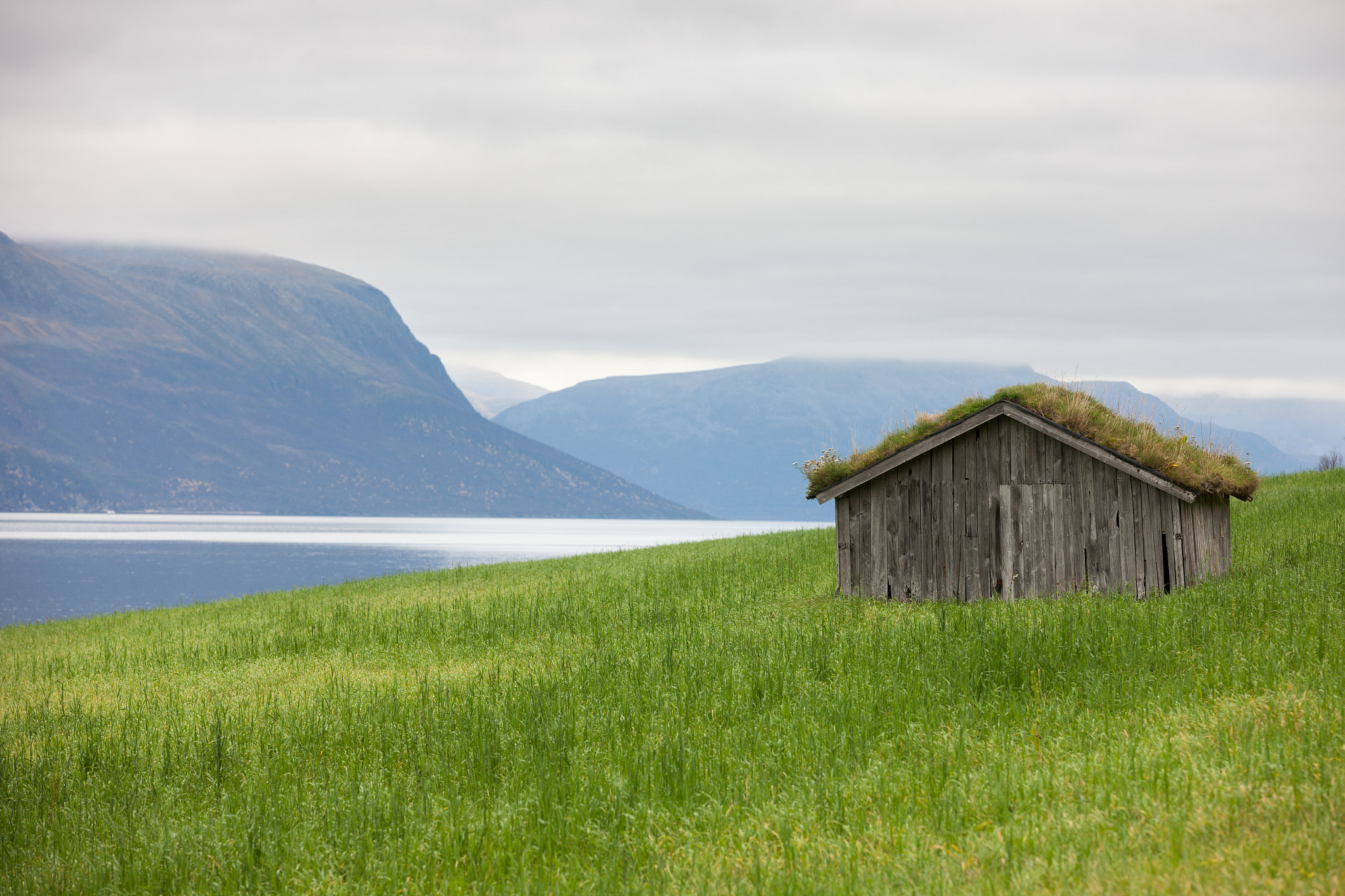 Canon EOS-1Ds Mark III sample photo. House with view photography