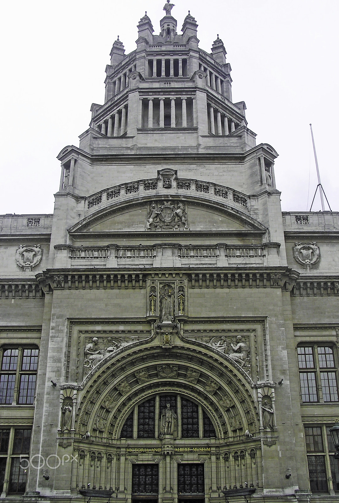 Olympus C750UZ sample photo. Exterior architecture of a classical building (museum) in london photography