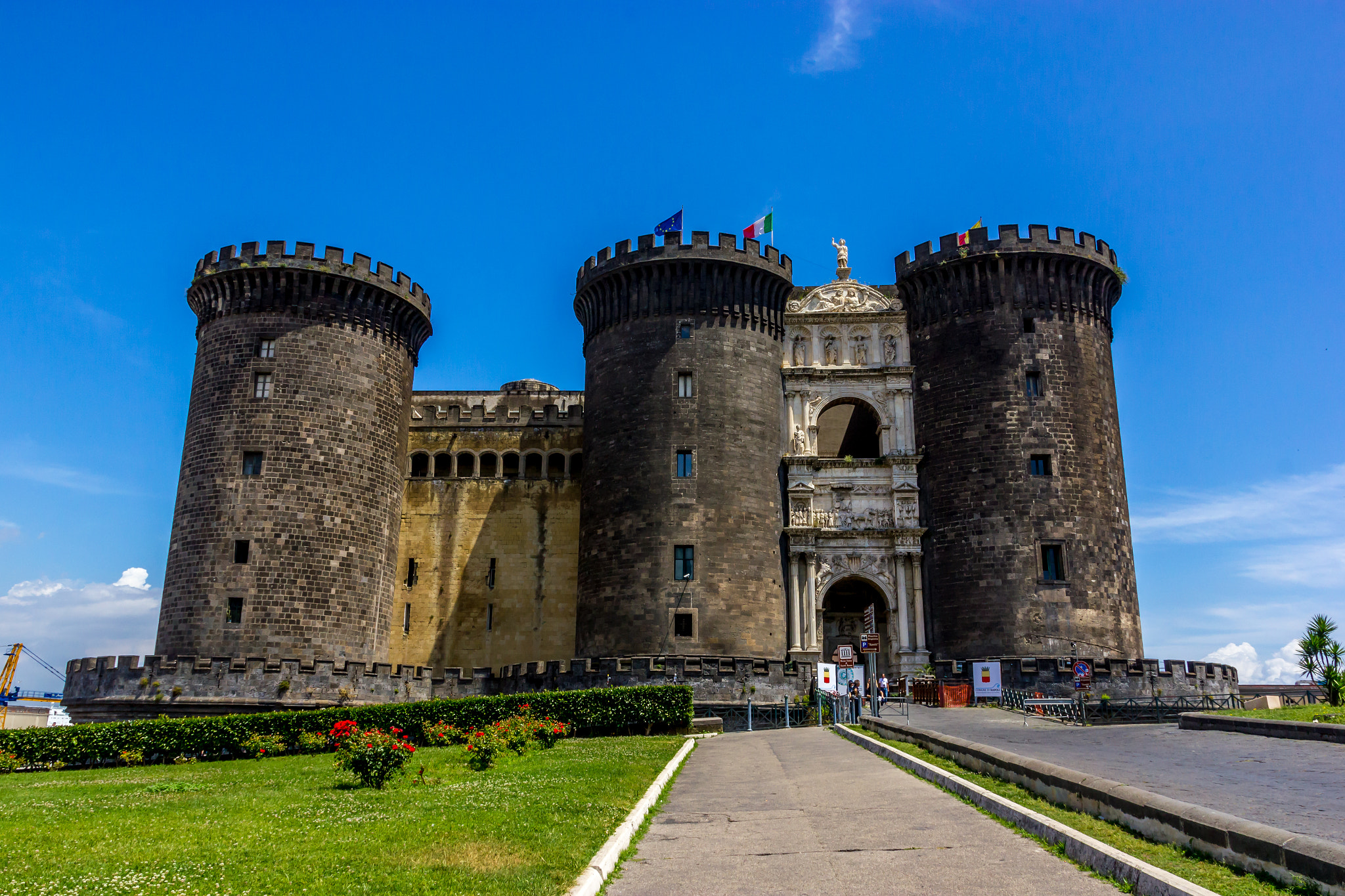 Canon EOS 550D (EOS Rebel T2i / EOS Kiss X4) + Sigma 17-70mm F2.8-4 DC Macro OS HSM sample photo. Castel nuovo, napoli photography