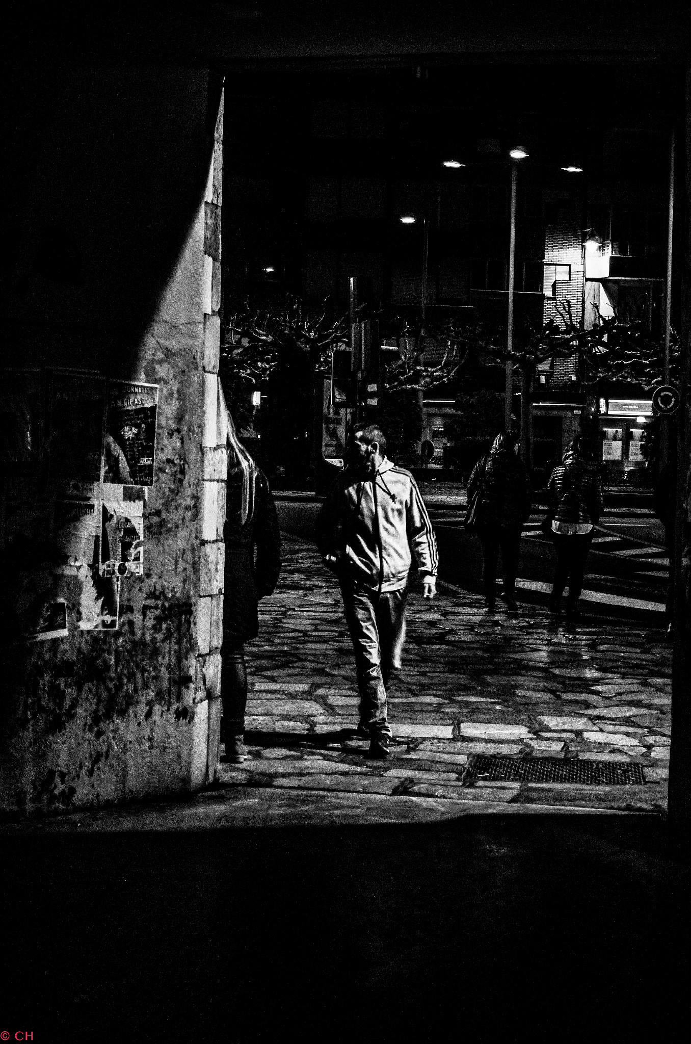 AF Zoom-Nikkor 28-80mm f/3.3-5.6G sample photo. Noches dudosas photography