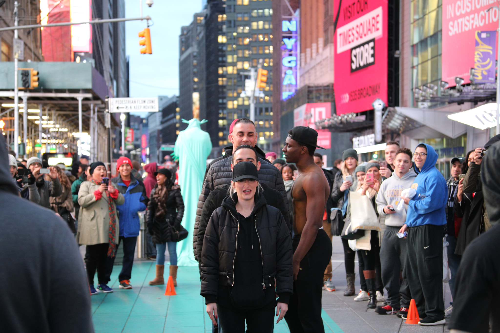 Canon EF 28-135mm F3.5-5.6 IS USM sample photo. Nyc street performance photography