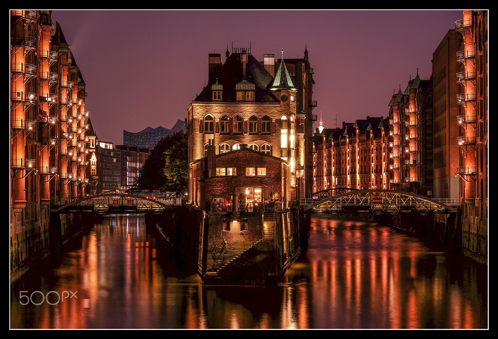 Fujifilm X-T1 + Fujifilm XC 50-230mm F4.5-6.7 OIS sample photo. Wasserschloss hamburg nachts photography