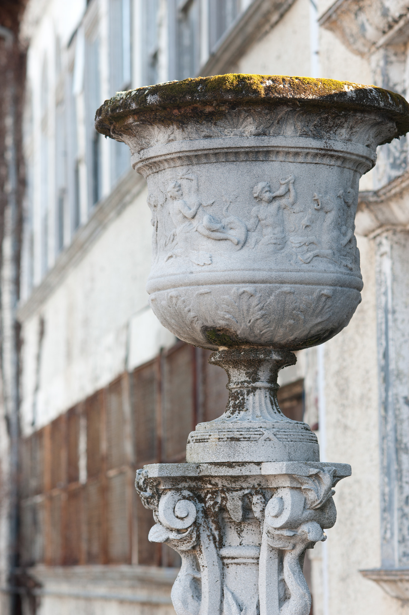 AF DC-Nikkor 135mm f/2 sample photo. Weathered cast urn photography