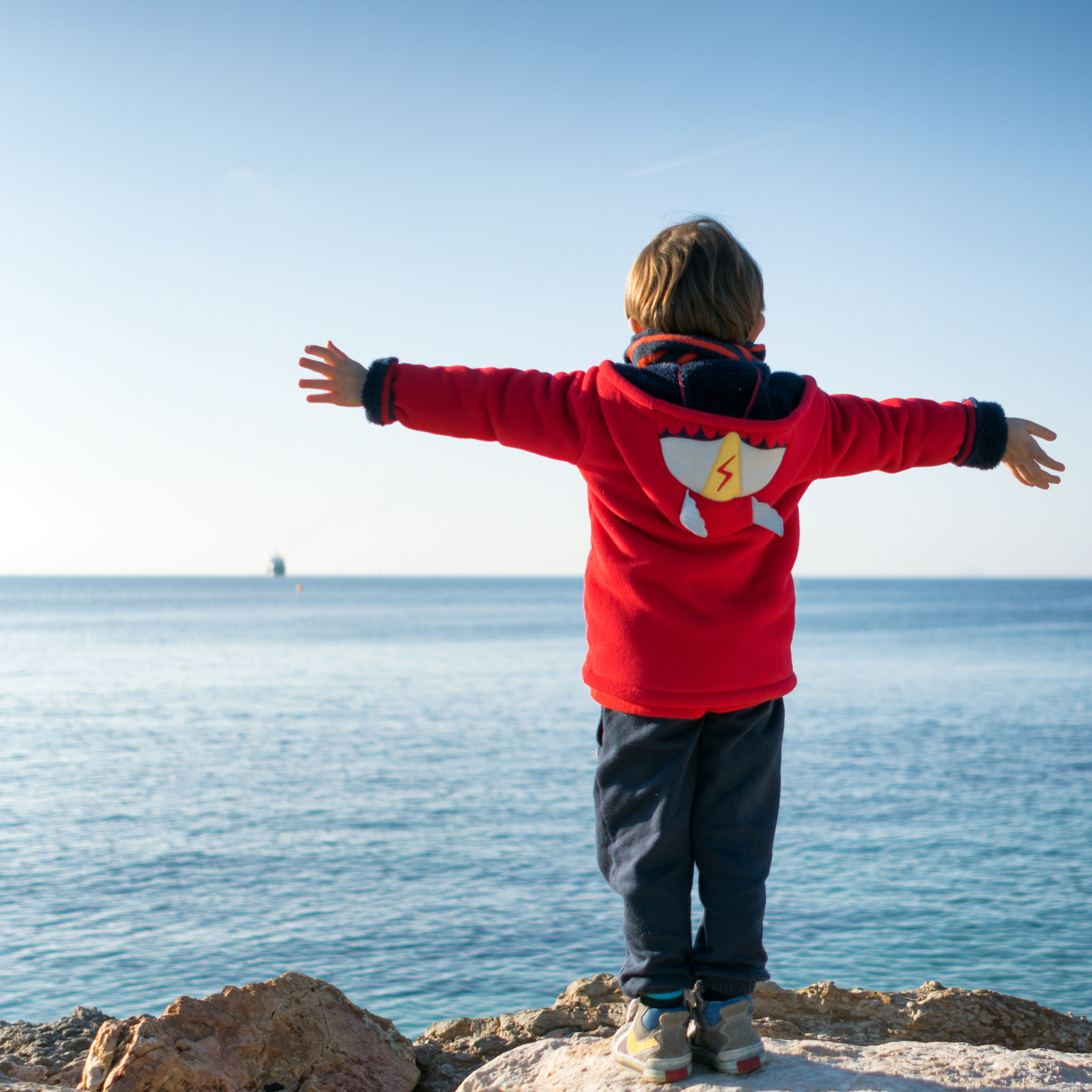 Sony a6300 + Sony FE 28mm F2 sample photo. Le jeune enfant et la mer photography