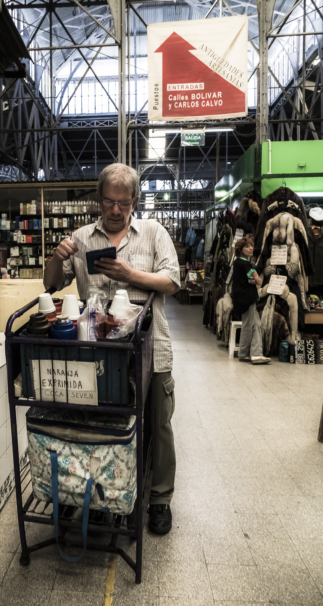 24-200mm F2.8 sample photo. El mercado xxv - haciendo cuentas photography
