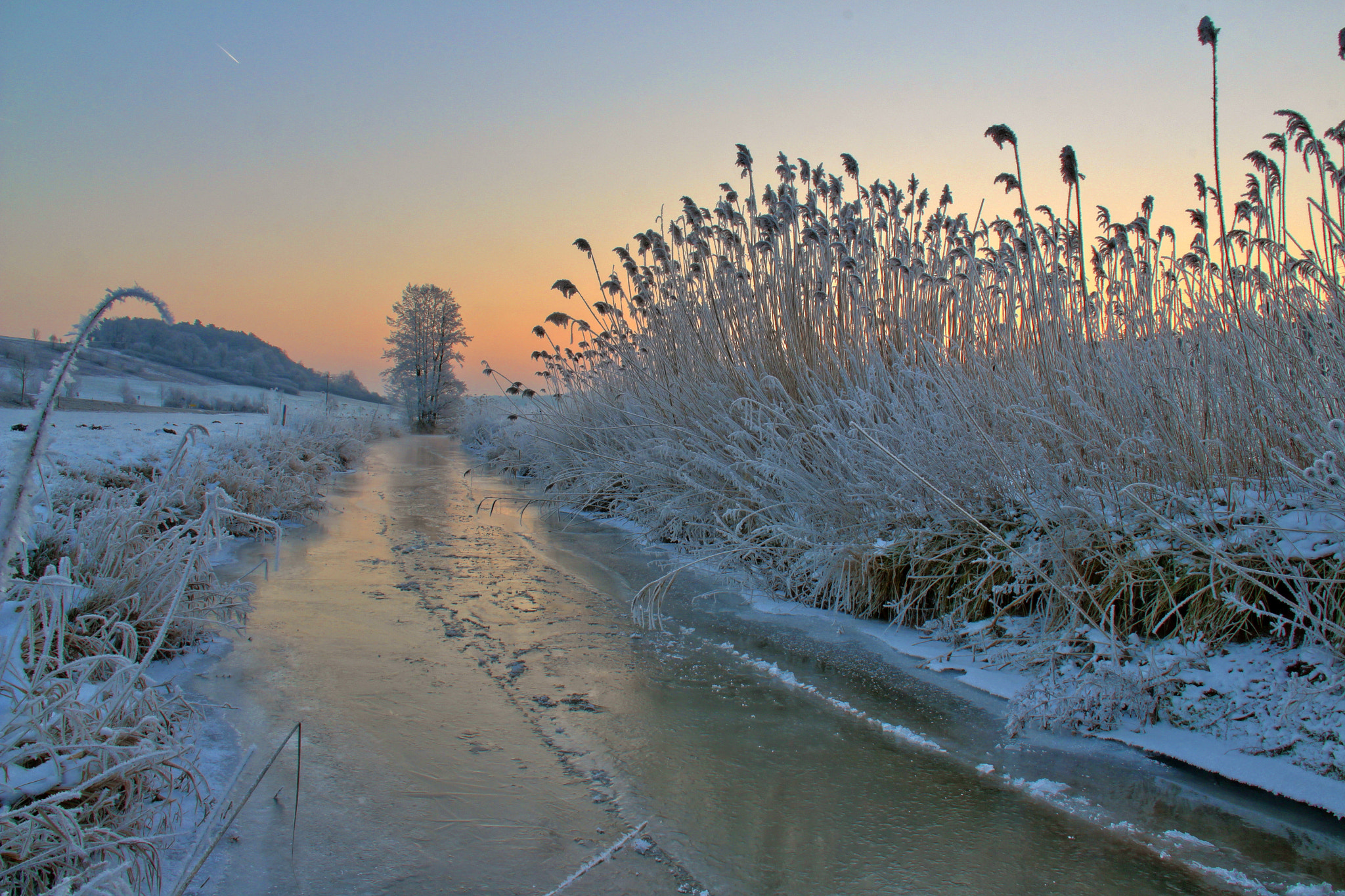 Canon EF-S 18-200mm F3.5-5.6 IS sample photo. Cold sunrise photography