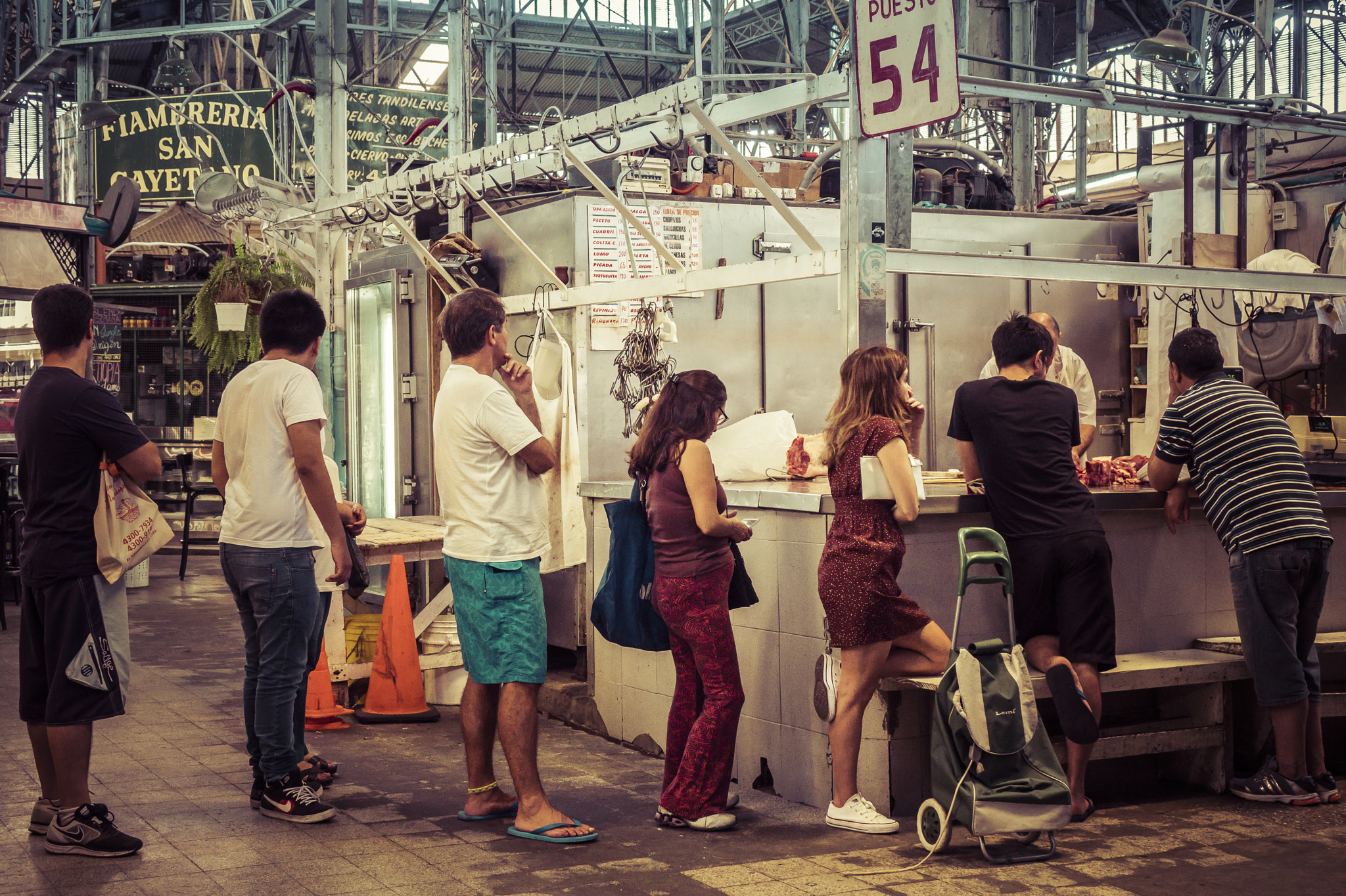 24-200mm F2.8 sample photo. El mercado xvlll - carne, carne, carne photography