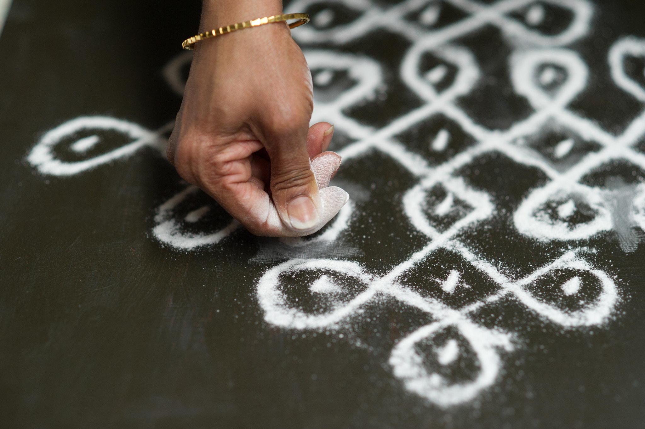 AF Nikkor 85mm f/1.8 sample photo. Indian kolam painter photography