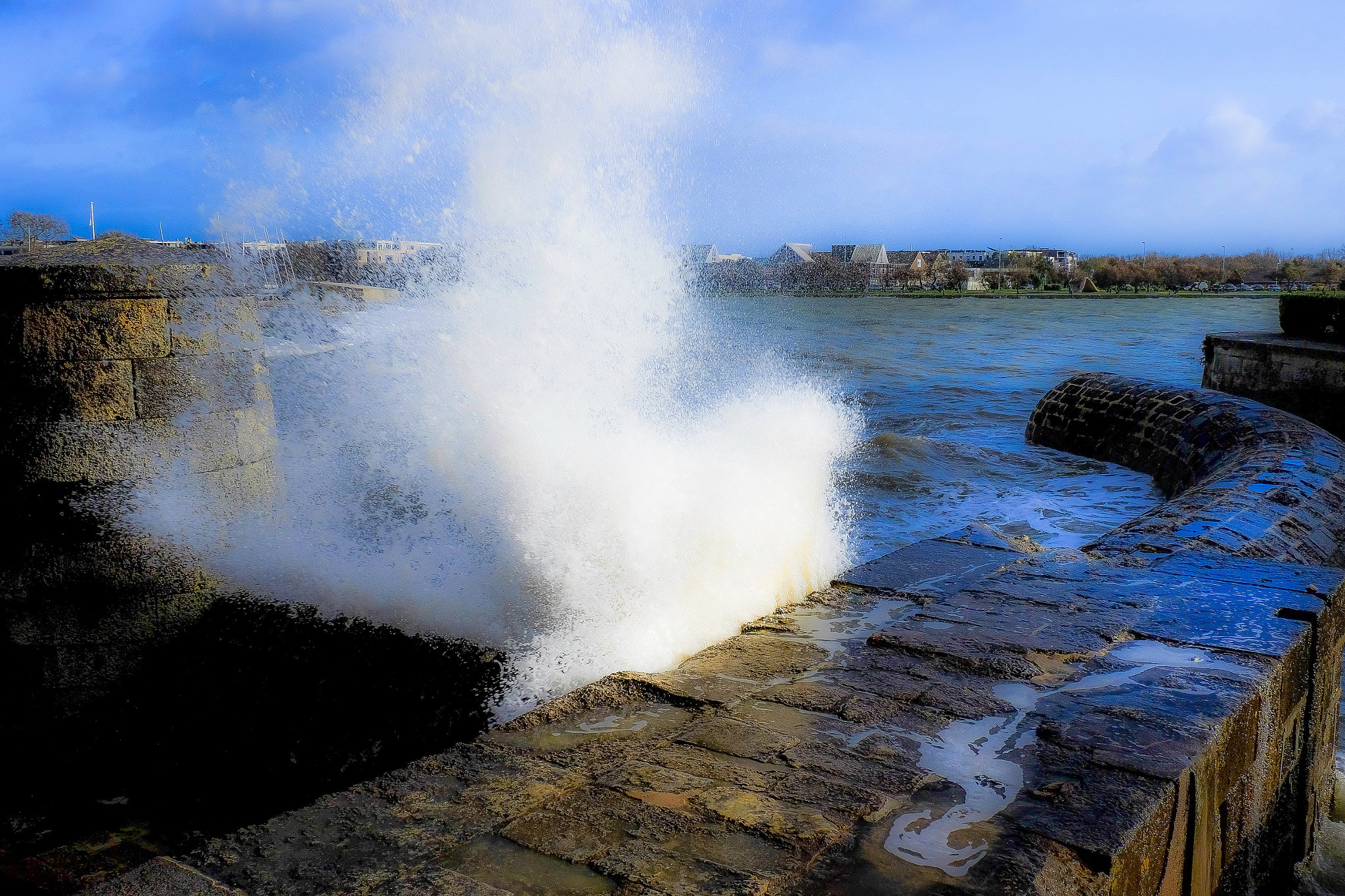 Fujifilm X-E2 + Fujifilm XF 18-135mm F3.5-5.6 R LM OIS WR sample photo. La vague photography