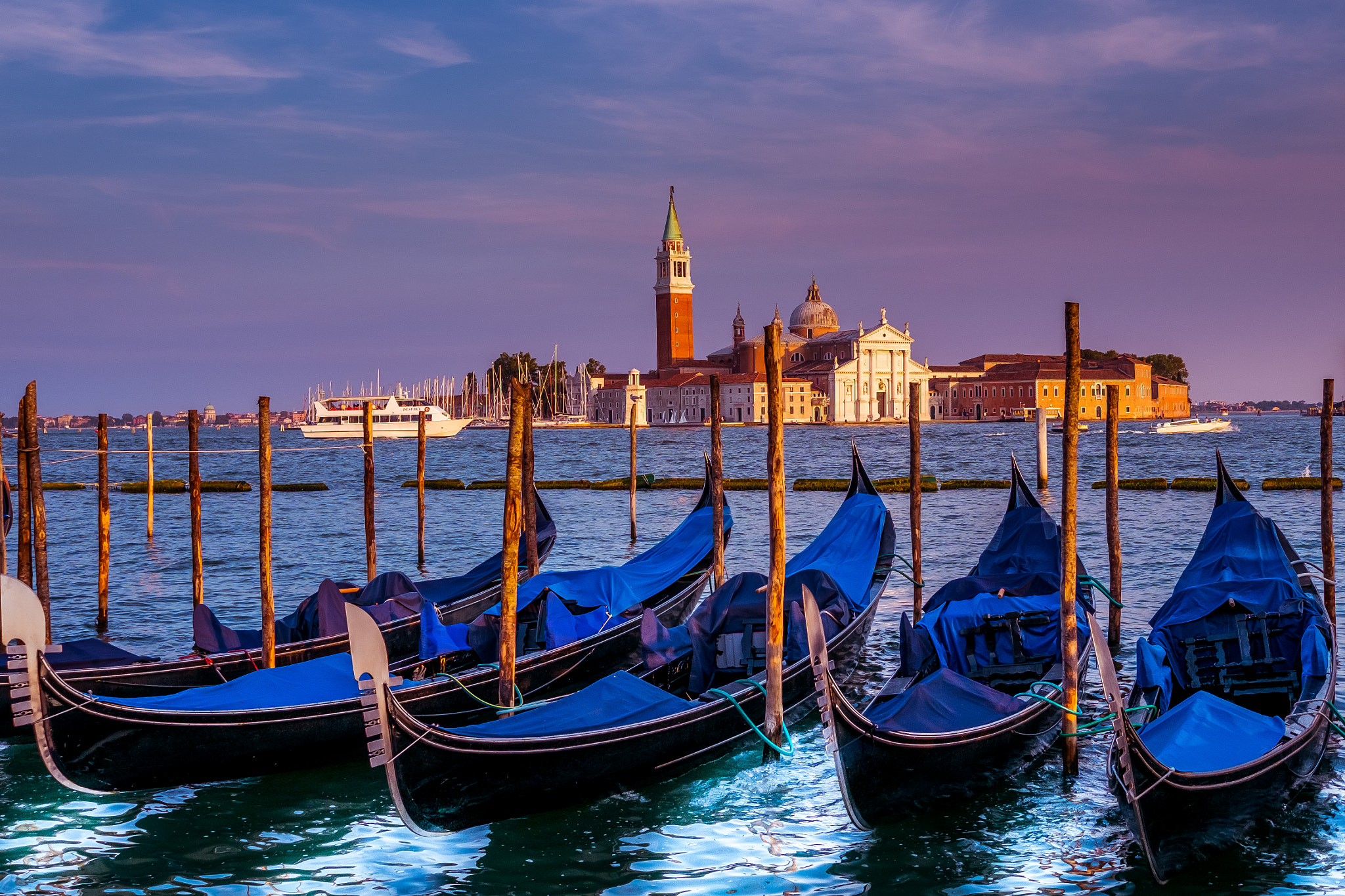 Fujifilm X-Pro1 + Fujifilm XF 27mm F2.8 sample photo. Venetian gondolas photography