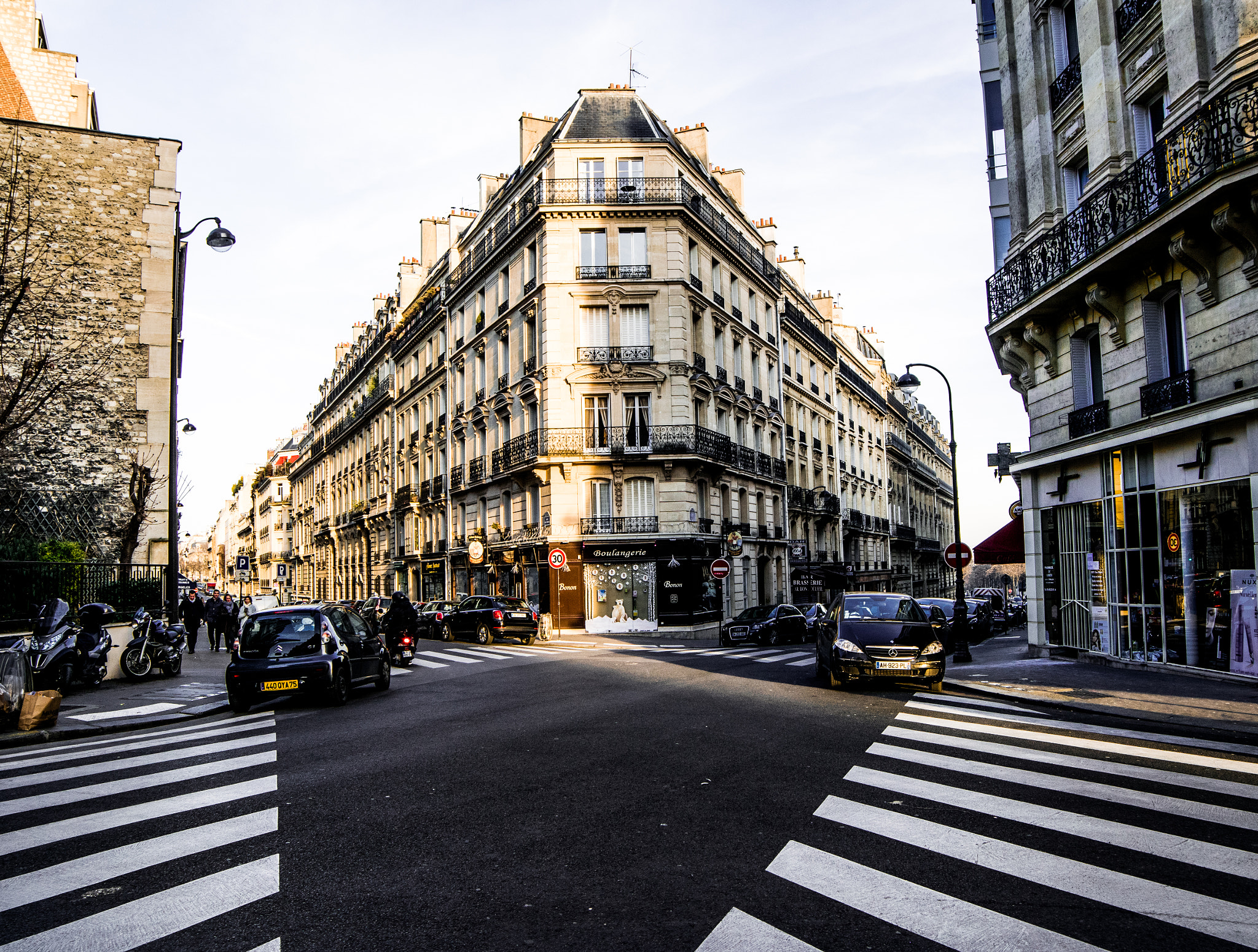 Samyang 14mm F2.8 ED AS IF UMC sample photo. Paris streets photography