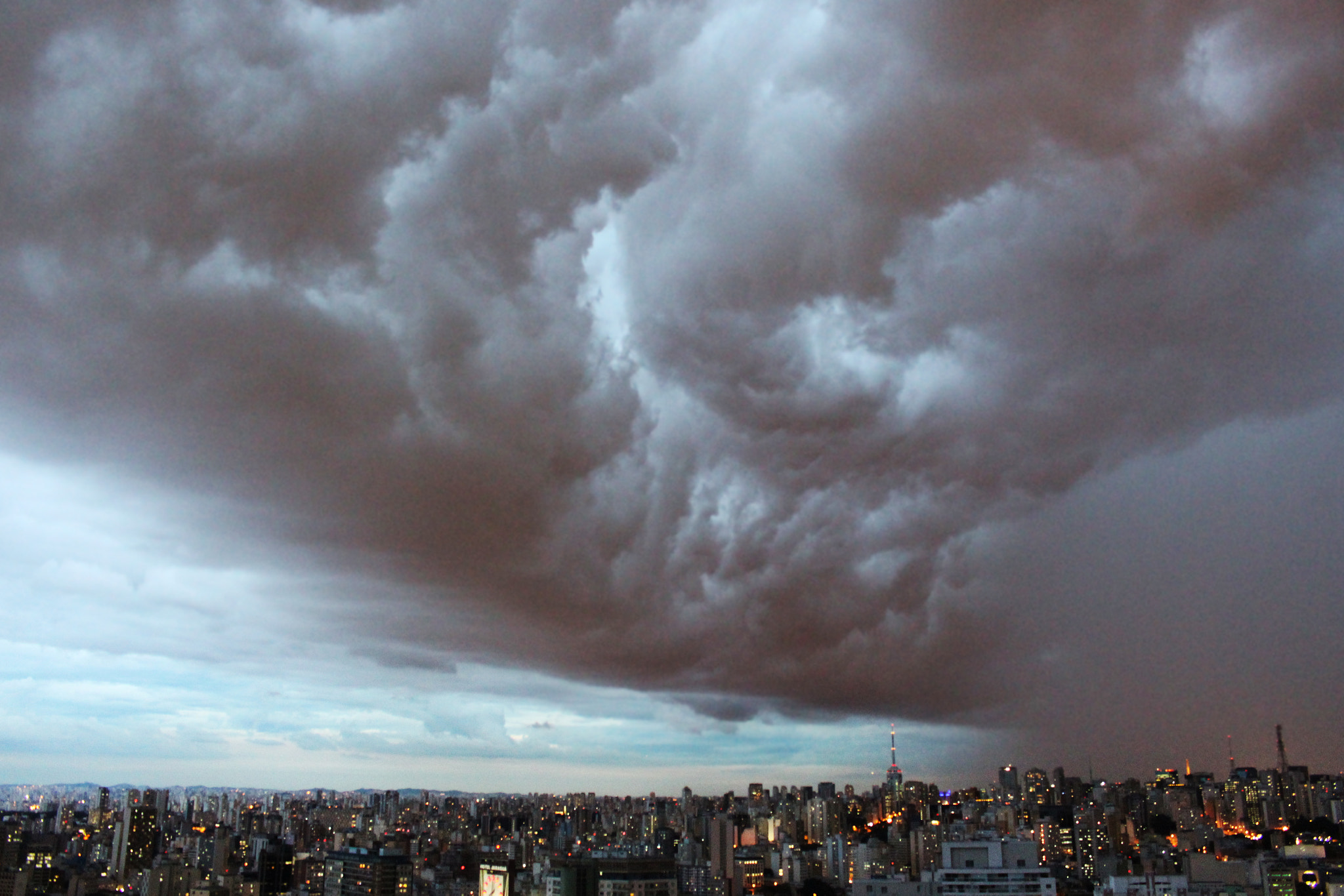 Canon EOS 1200D (EOS Rebel T5 / EOS Kiss X70 / EOS Hi) + Canon EF-S 18-55mm F3.5-5.6 IS STM sample photo. Storm photography