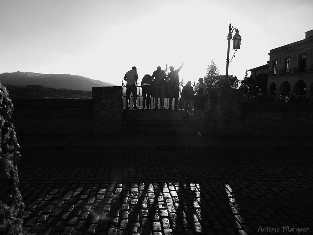 Nikon Coolpix S2900 sample photo. Tocando el sol photography