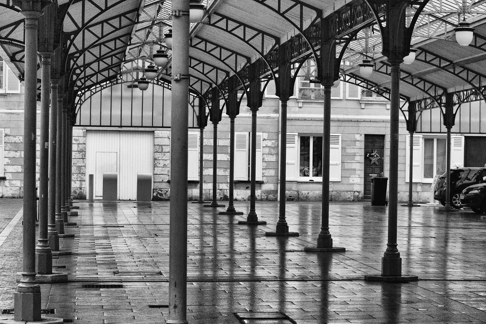 Canon EOS 700D (EOS Rebel T5i / EOS Kiss X7i) + Canon EF 70-200mm F4L USM sample photo. Chartres, empty market photography