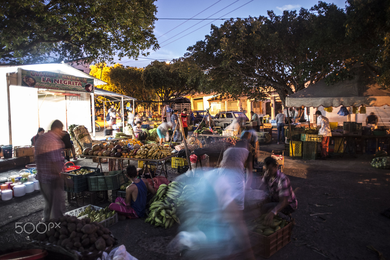 Nikon D800 + Sigma 24mm F1.8 EX DG Aspherical Macro sample photo. Peasant market photography