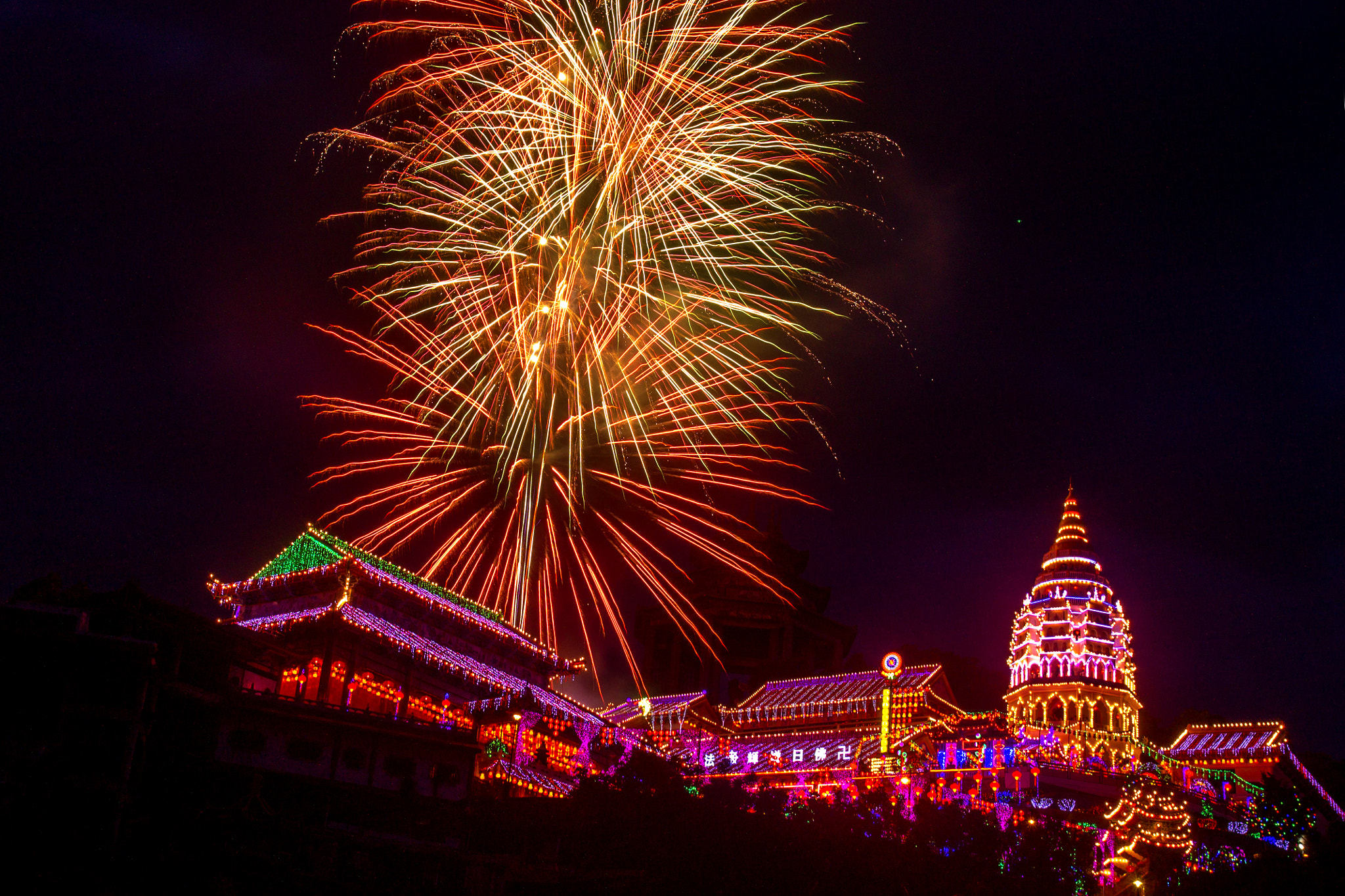 Tamron SP AF 17-50mm F2.8 XR Di II LD Aspherical (IF) sample photo. Kek lok si light up ceremony _ i photography