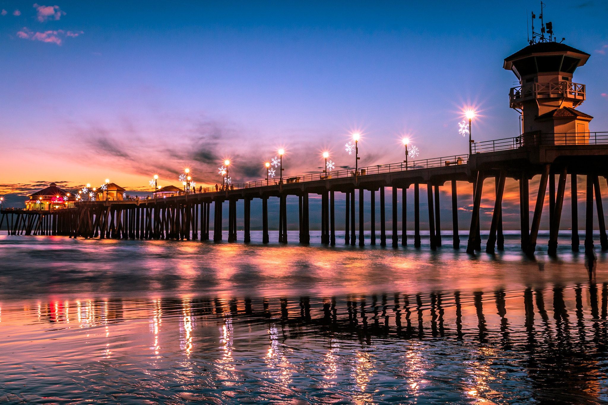 Canon EF-S 17-55mm F2.8 IS USM sample photo. Huntington pier at dusk photography