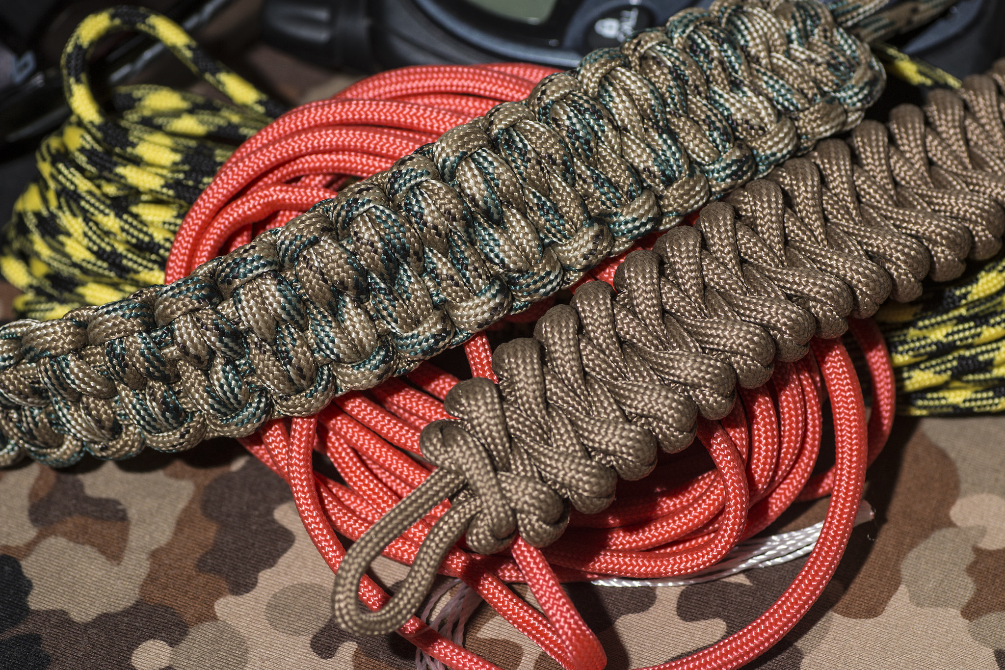 Canon EOS 70D + Tamron SP AF 90mm F2.8 Di Macro sample photo. Para cord camouflage background photography