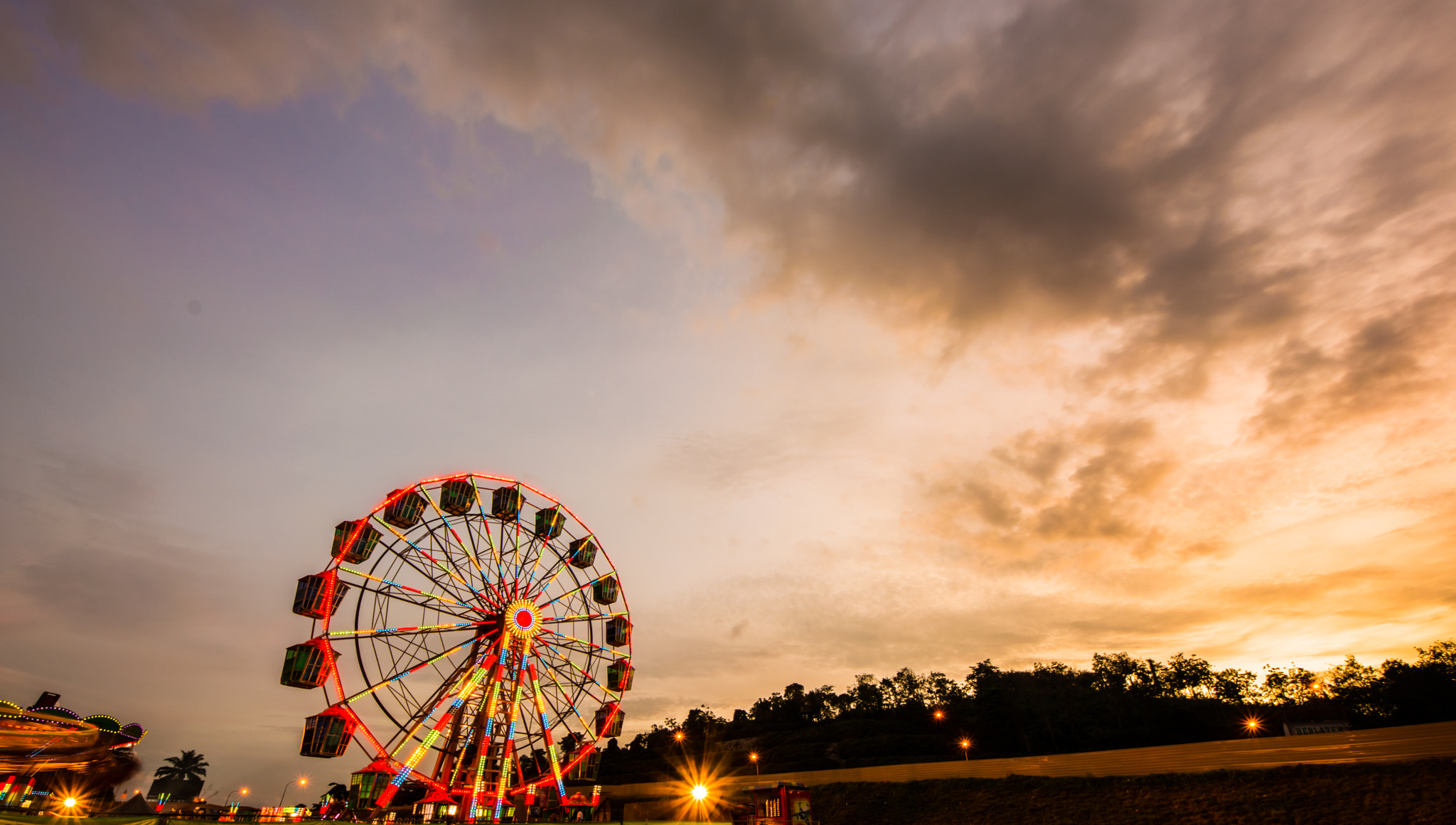 Sigma 8-16mm F4.5-5.6 DC HSM sample photo. Ferris wheel photography