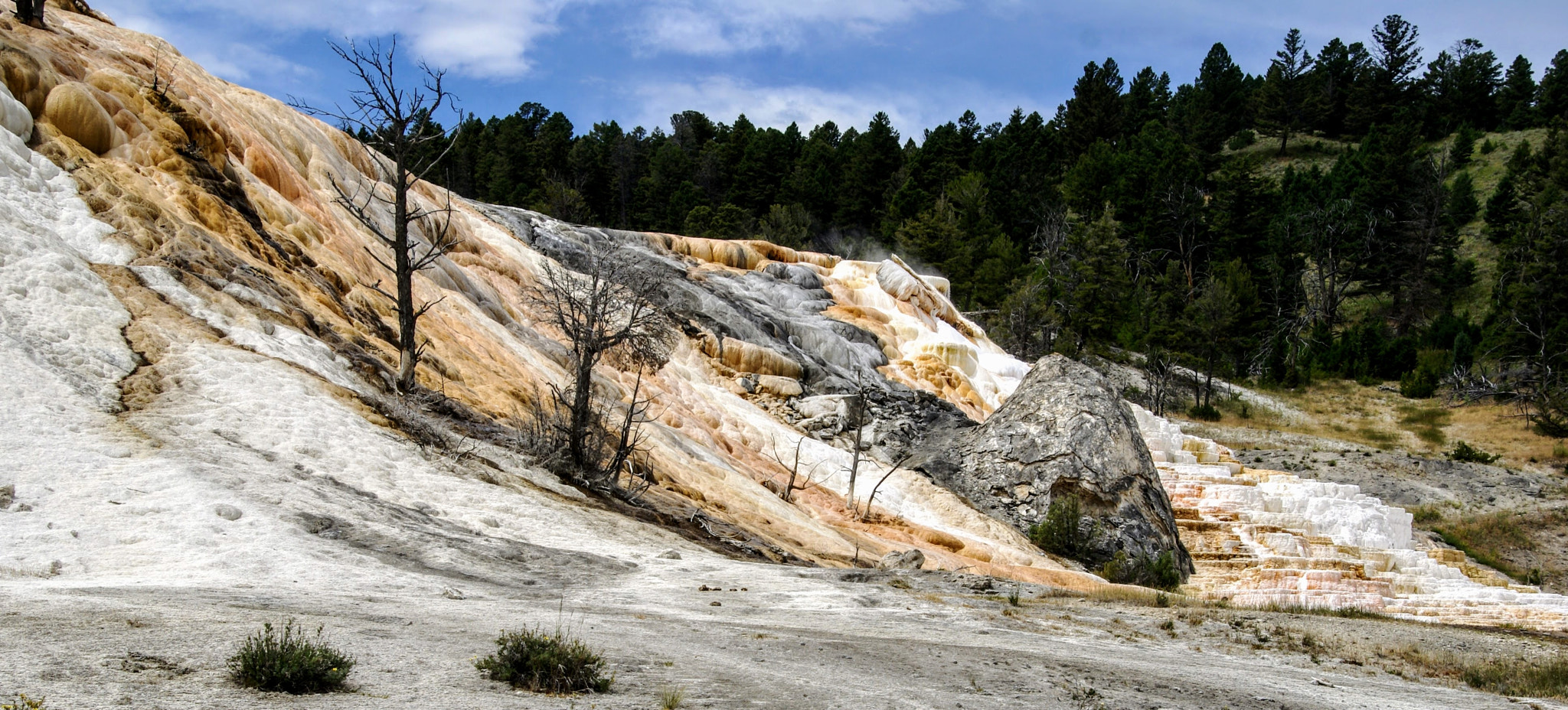 Sony Alpha DSLR-A100 + Tamron 16-300mm F3.5-6.3 Di II VC PZD Macro sample photo. Mammoth hot springs photography