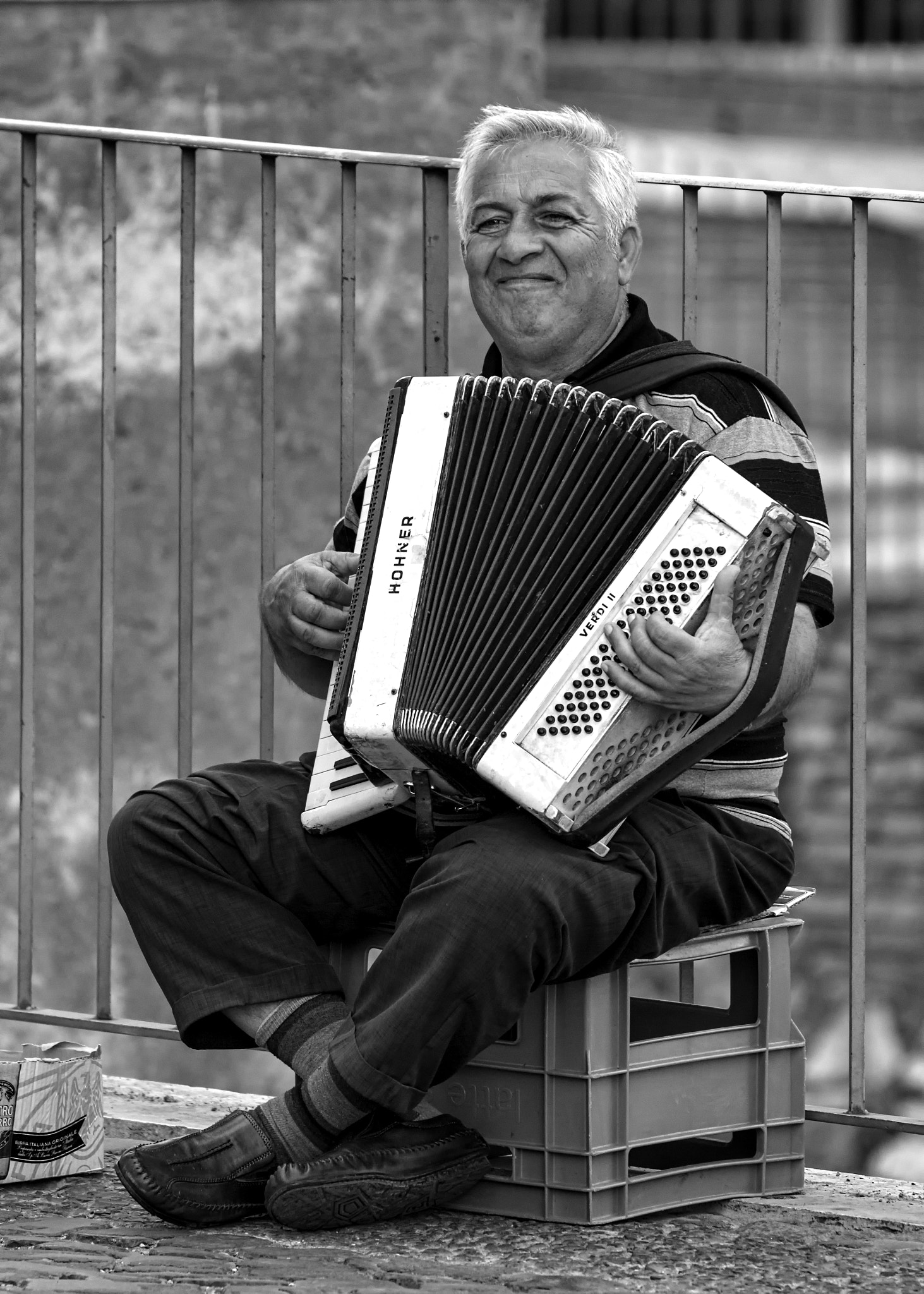 Canon EF 70-300mm F4-5.6L IS USM sample photo. The accordian player photography