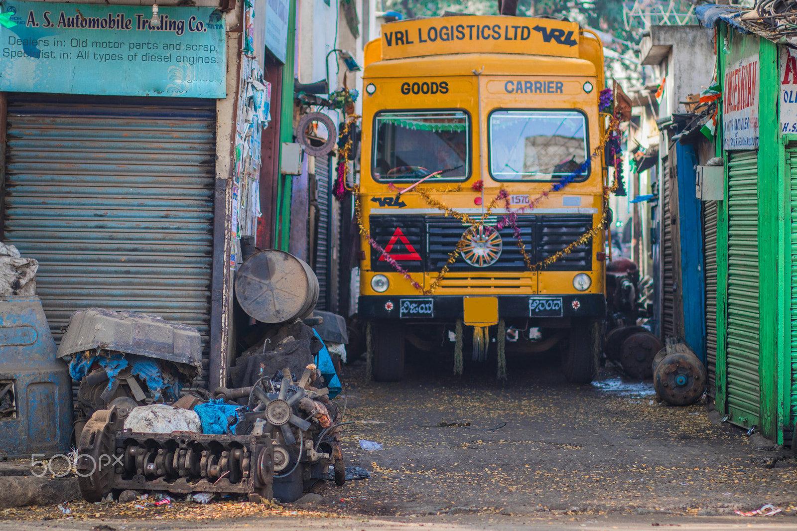Canon EOS 80D + Canon EF 85mm F1.8 USM sample photo. Indian truck photography