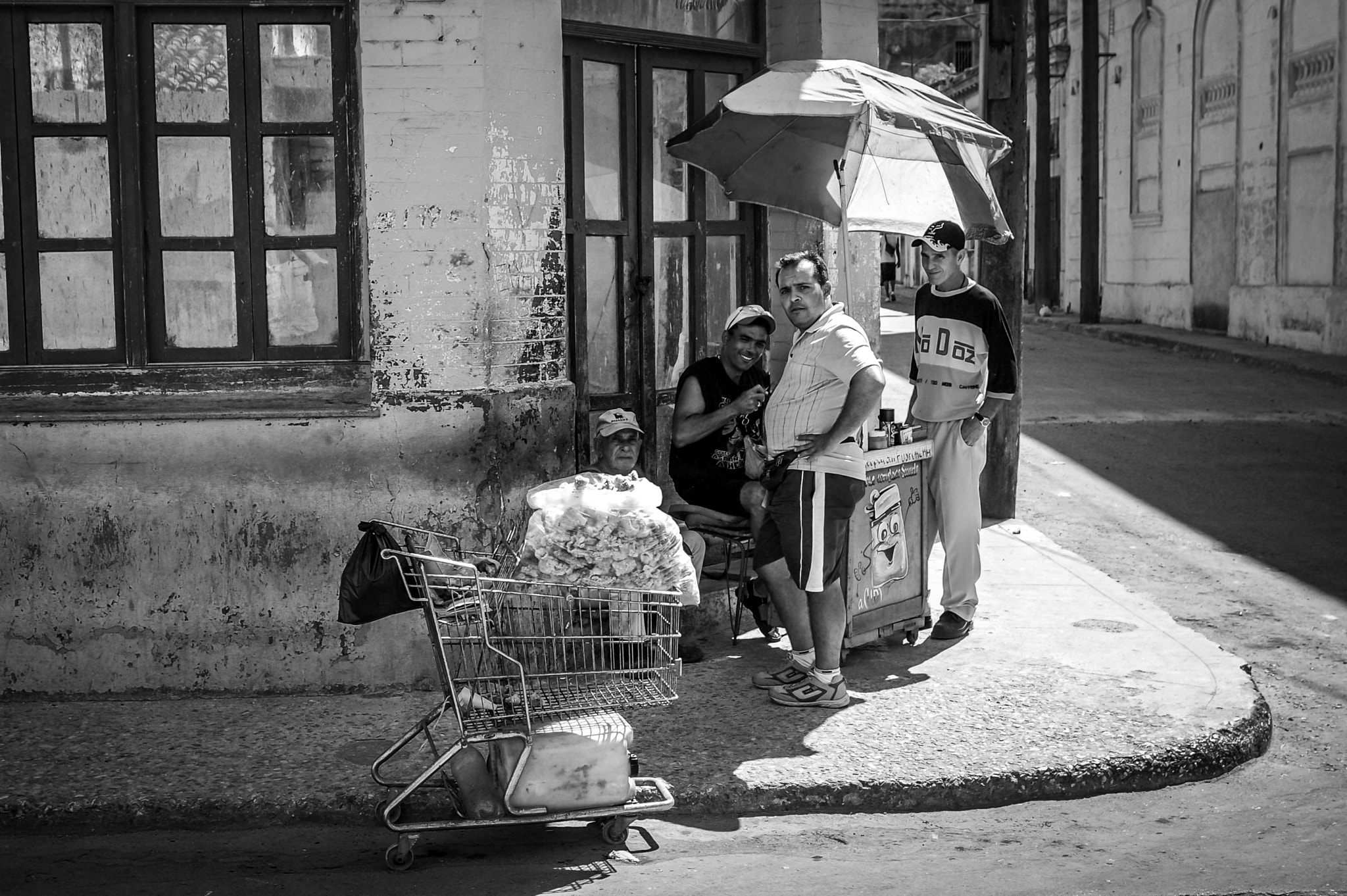 Pentax K100D Super + Pentax smc DA 18-55mm F3.5-5.6 AL sample photo. Les petits artisans de cuba... photography