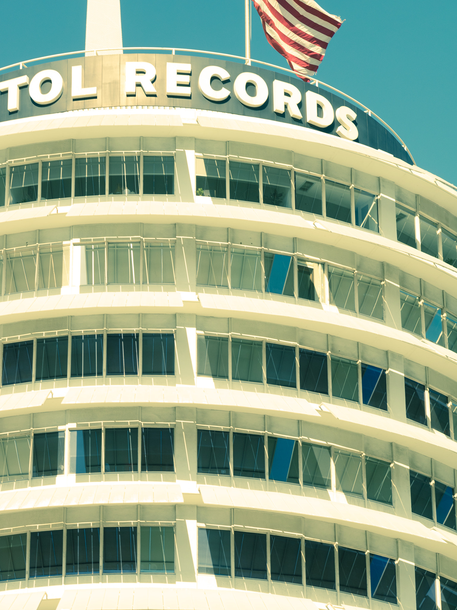 Olympus OM-D E-M1 + Olympus M.Zuiko Digital ED 75mm F1.8 sample photo. The capitol records tower photography