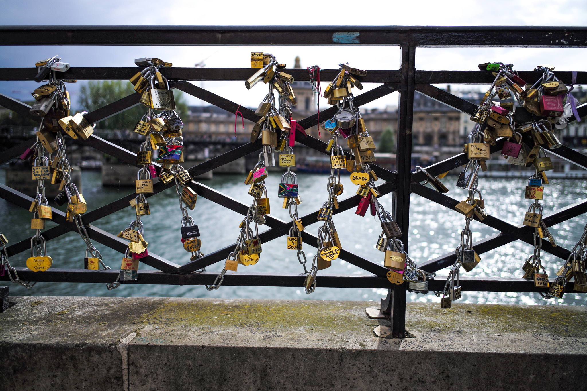 Leica M (Typ 240) + Leica Elmarit-M 28mm F2.8 ASPH sample photo. Locks alongside seine,paris photography