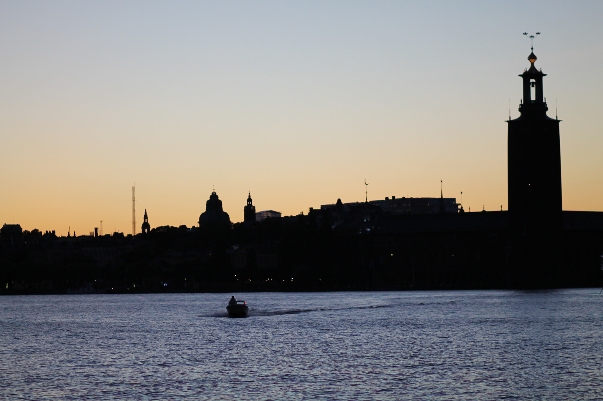 Canon EOS 1100D (EOS Rebel T3 / EOS Kiss X50) + Canon EF 85mm F1.8 USM sample photo. Night 2, stockholm photography