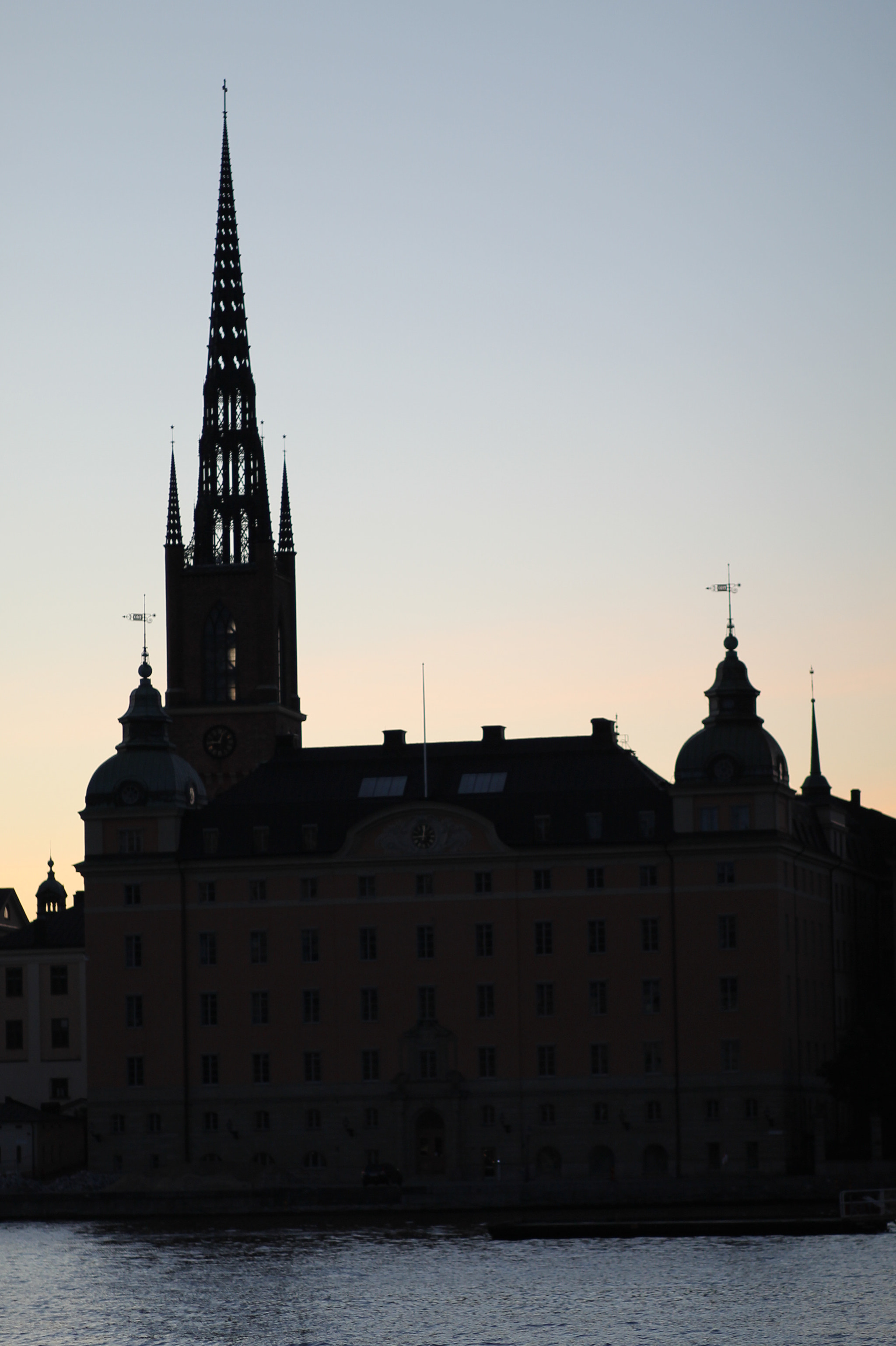 Canon EOS 1100D (EOS Rebel T3 / EOS Kiss X50) + Canon EF 85mm F1.8 USM sample photo. Night 1, stockholm photography