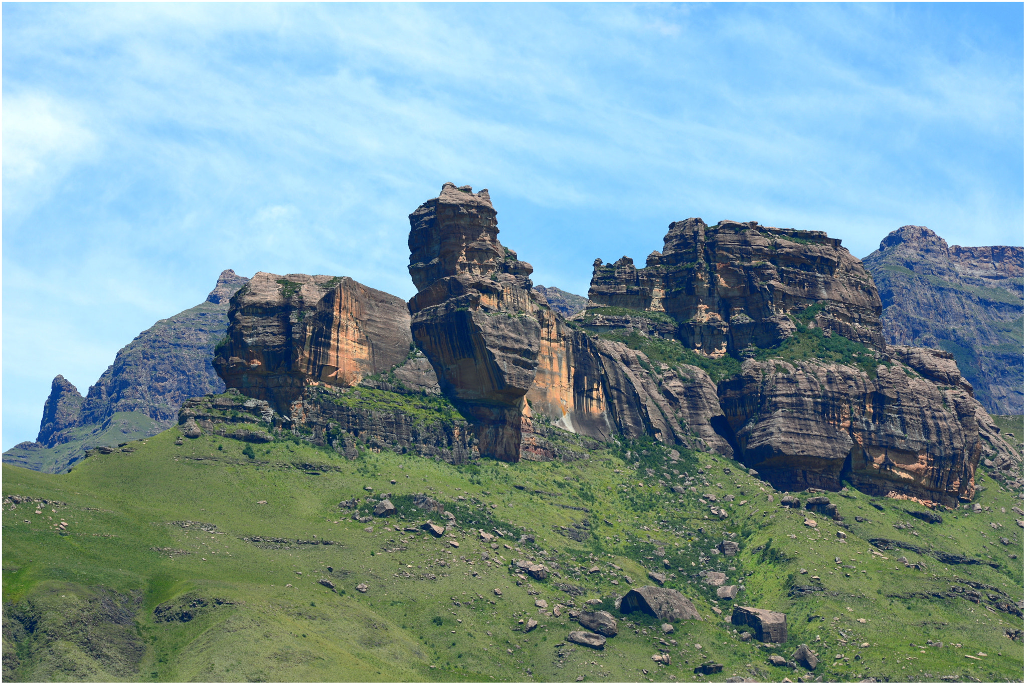 Sigma 70-300mm F4-5.6 APO DG Macro sample photo. Garden castle cliffs photography