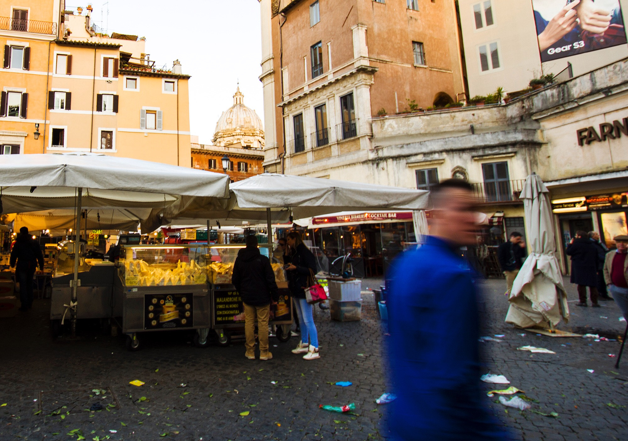 Nikon D7200 + Nikon AF-S DX Nikkor 10-24mm F3-5-4.5G ED sample photo. { in movement } • walking in one of the oldest rome's markets. photography