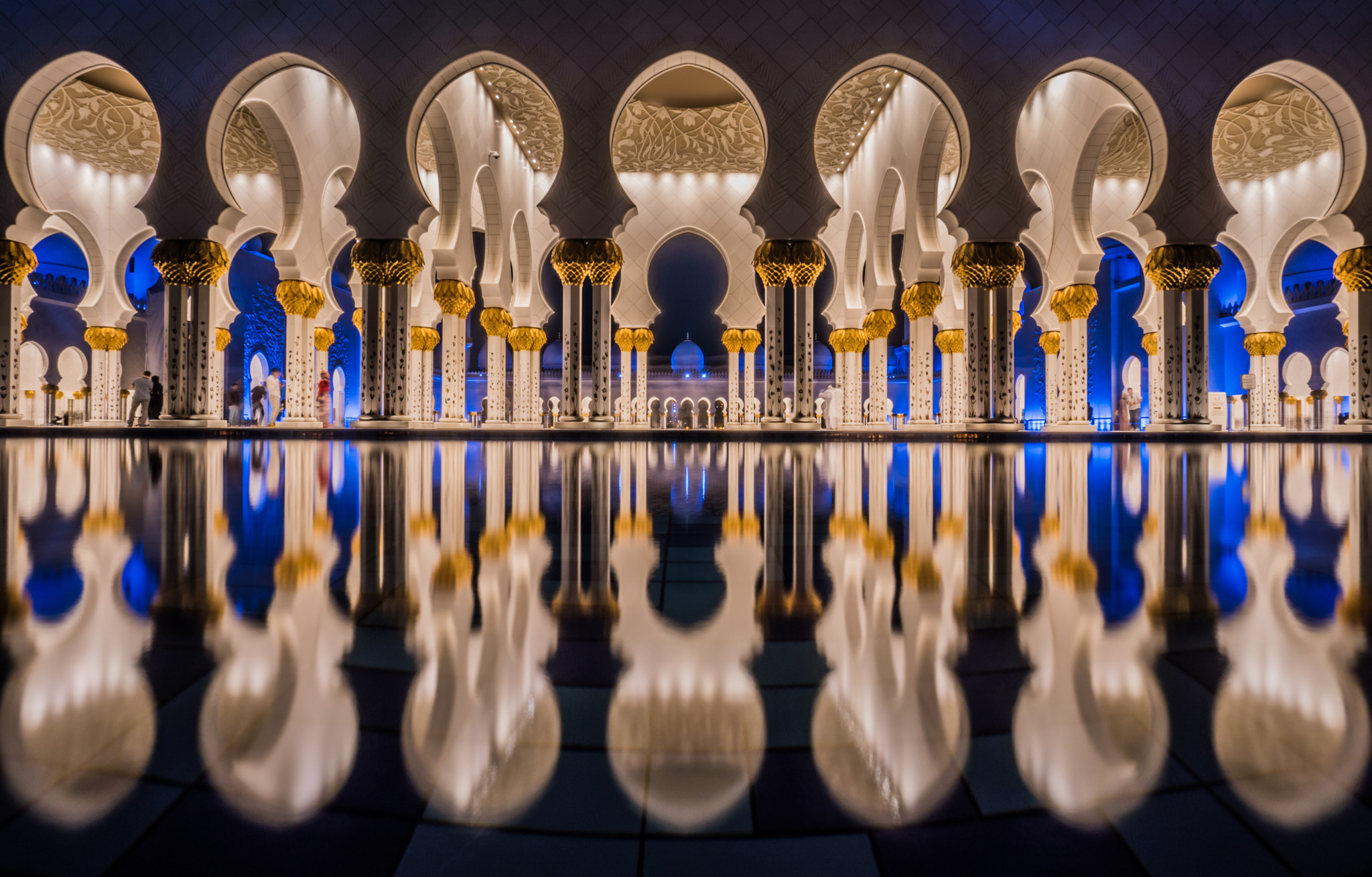 Sony a6300 + Sony E 10-18mm F4 OSS sample photo. Mirror mirror on the ground photography