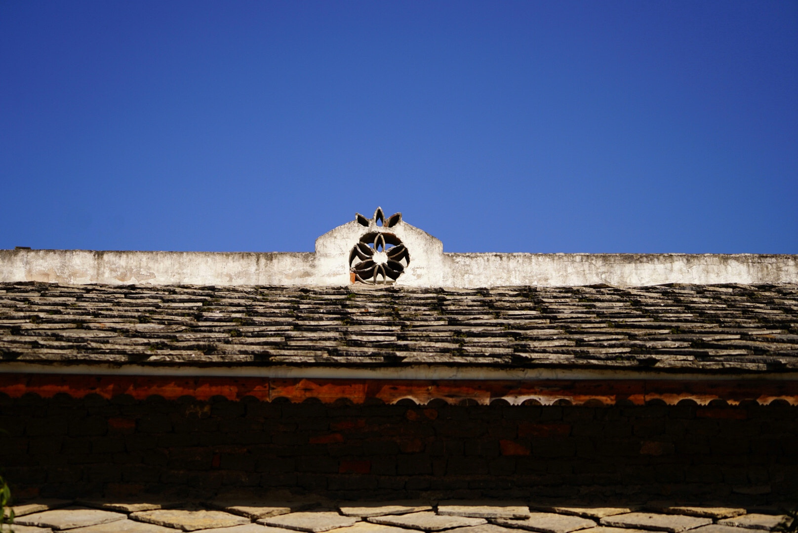 Sony FE 70-200mm F4 G OSS sample photo. 阳光下的古镇 photography