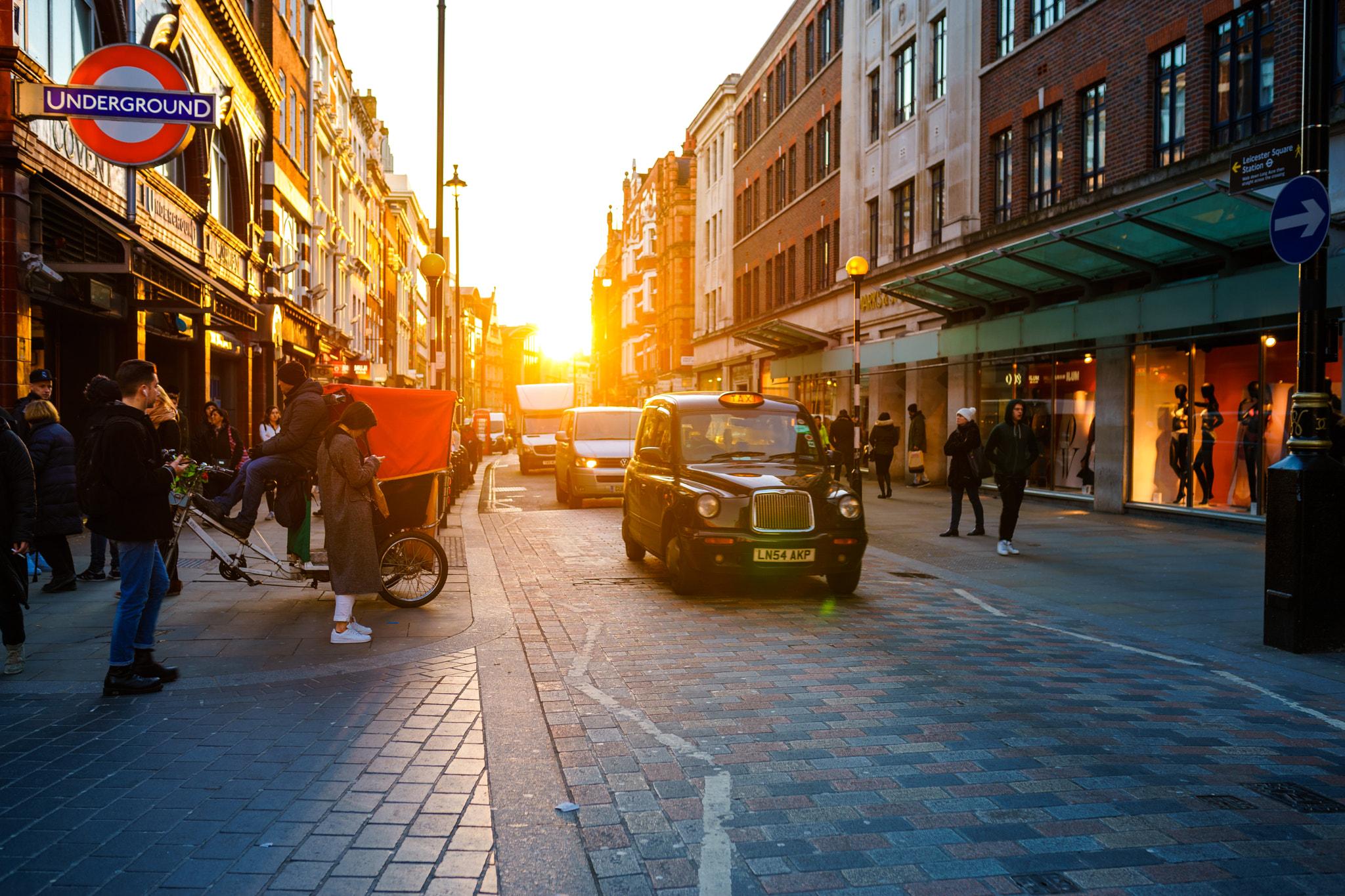 Sony a7 II + Sigma 35mm F1.4 DG HSM Art sample photo. Sunset in london photography