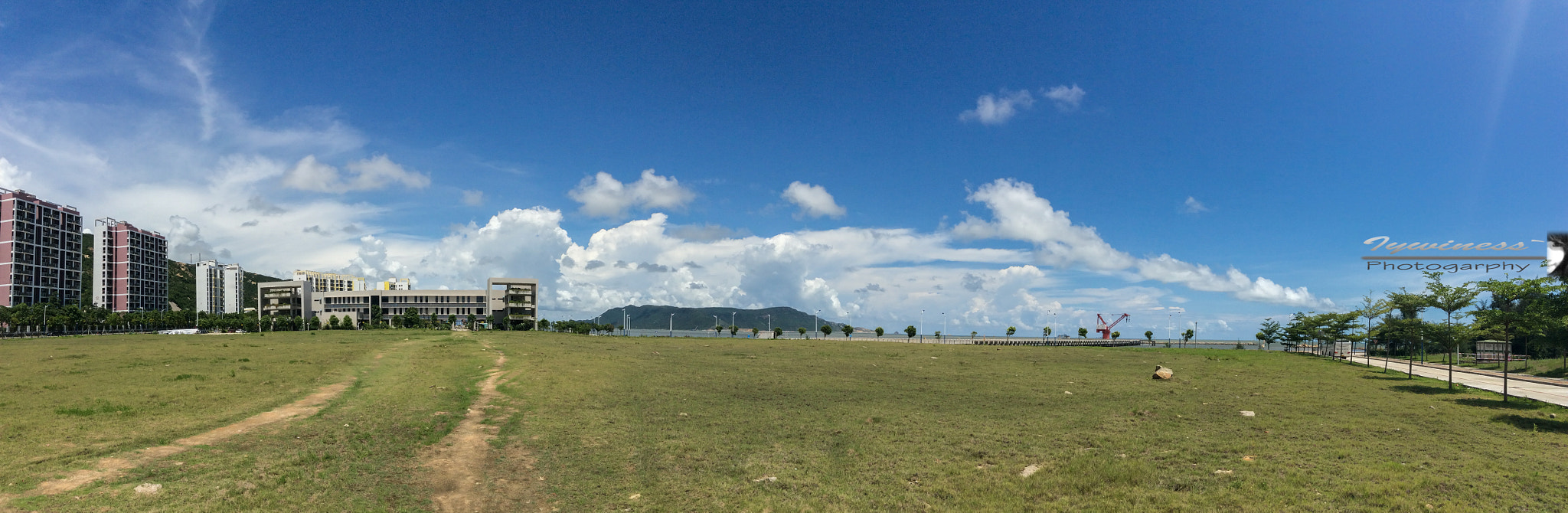 iPad mini 2 back camera 3.3mm f/2.4 sample photo. Sky and grassland photography